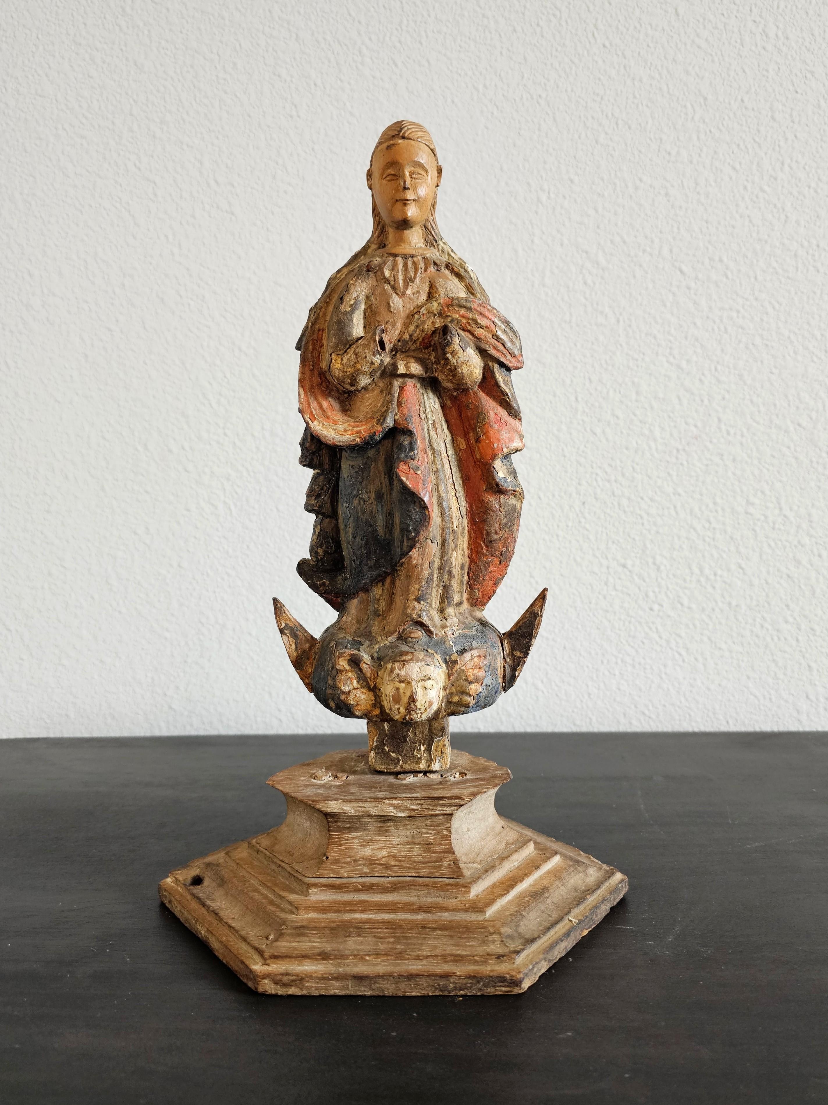 Rare figurine d'autel en bois antique, sculptée et peinte à la main, de la période baroque européenne, 17e/18e siècle, la sculpture d'art populaire religieux représentant la Madone de l'Immaculée Conception, avec une patine fortement dégradée sur