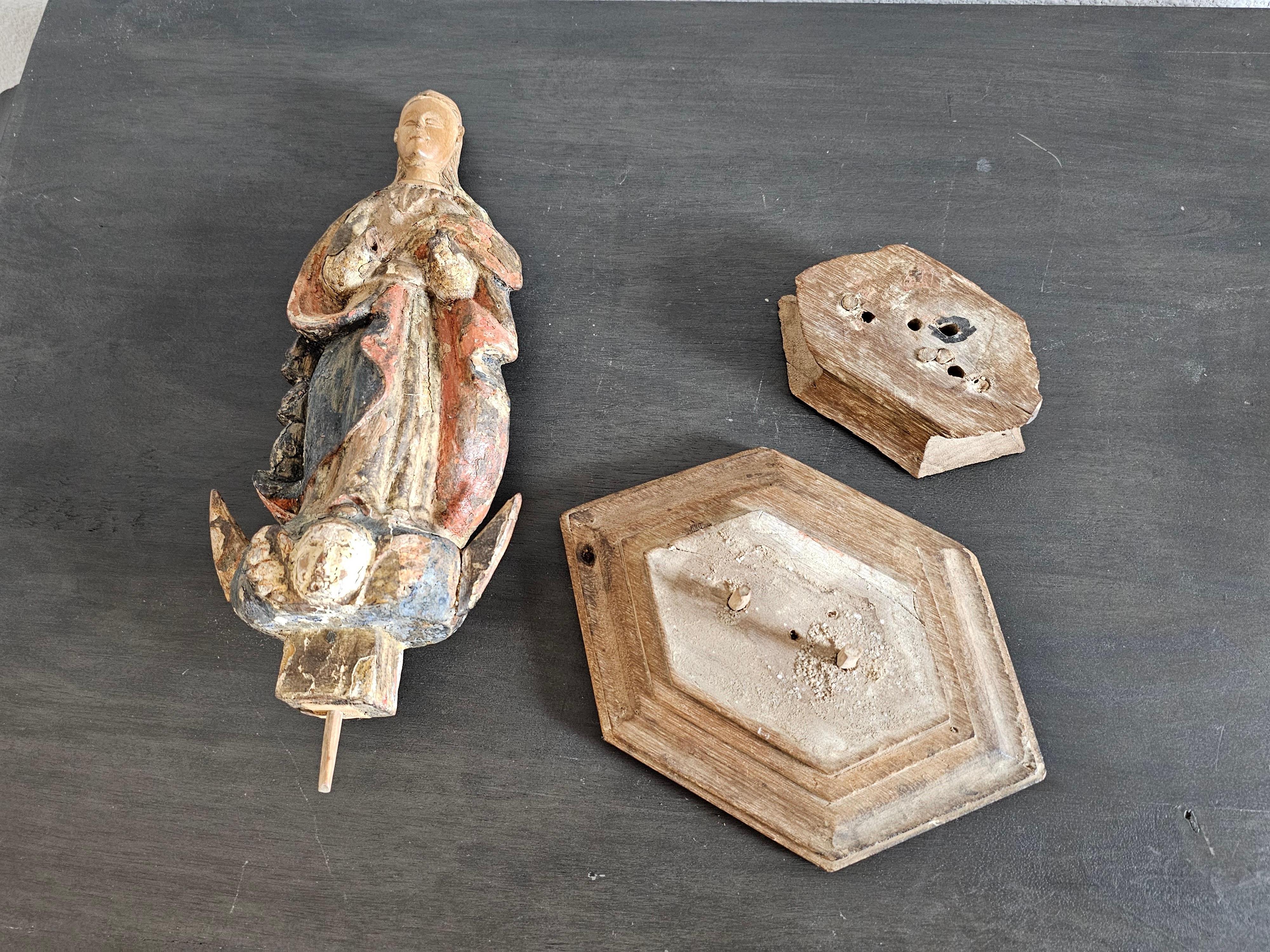 Figure d'autel Sainte-Espagne polychrome sculptée d'époque baroque européenne  en vente 12