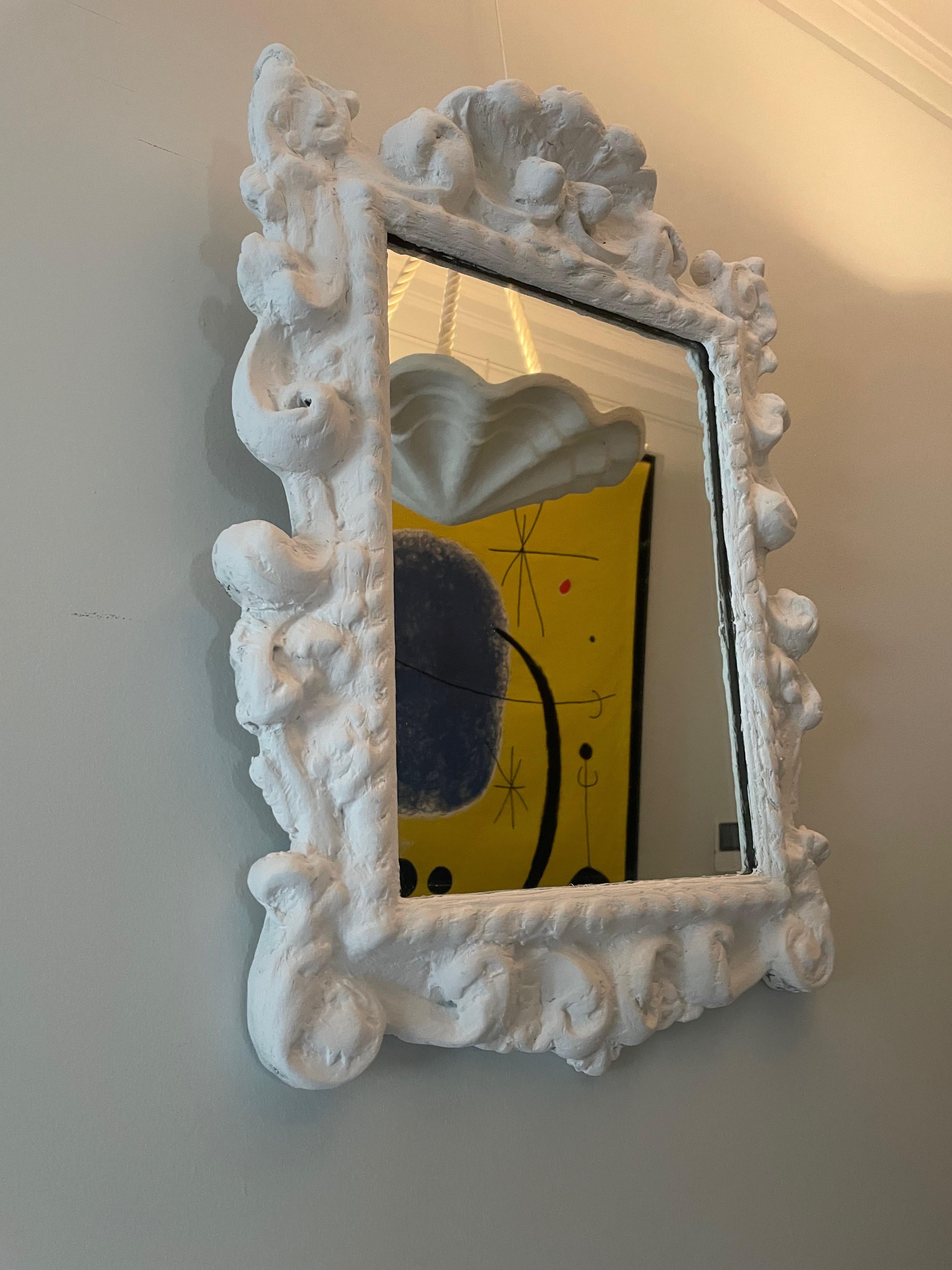 Miroir en plâtre des années 40 dans le style de Serge Roche.
Quelques chiffres à l'arrière du miroir.
Lit. 
