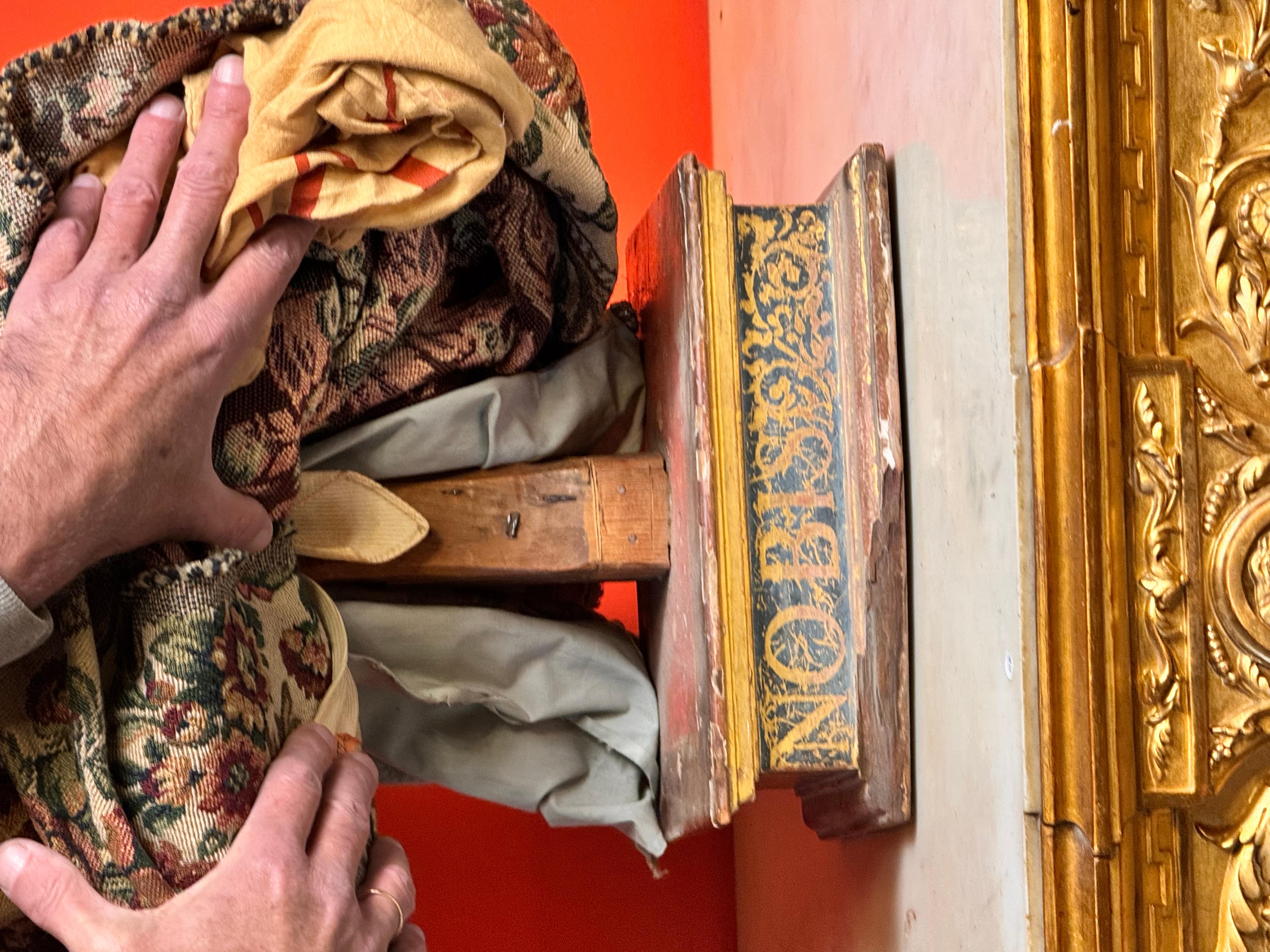 Statua barocca in legno policromo di Santa Maria Maddalena con calice e argento in vendita 2