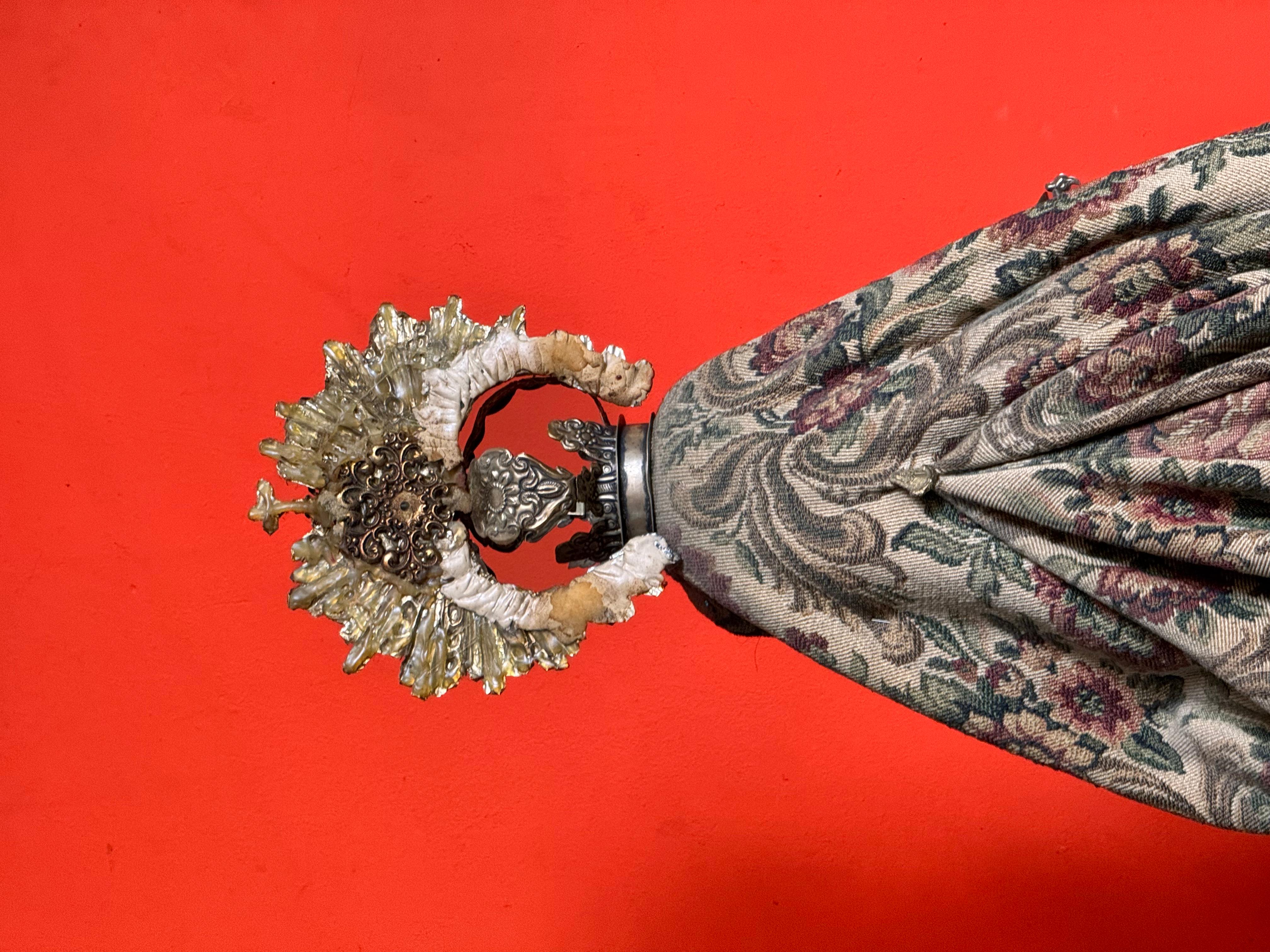 Statua barocca in legno policromo di Santa Maria Maddalena con calice e argento in vendita 3