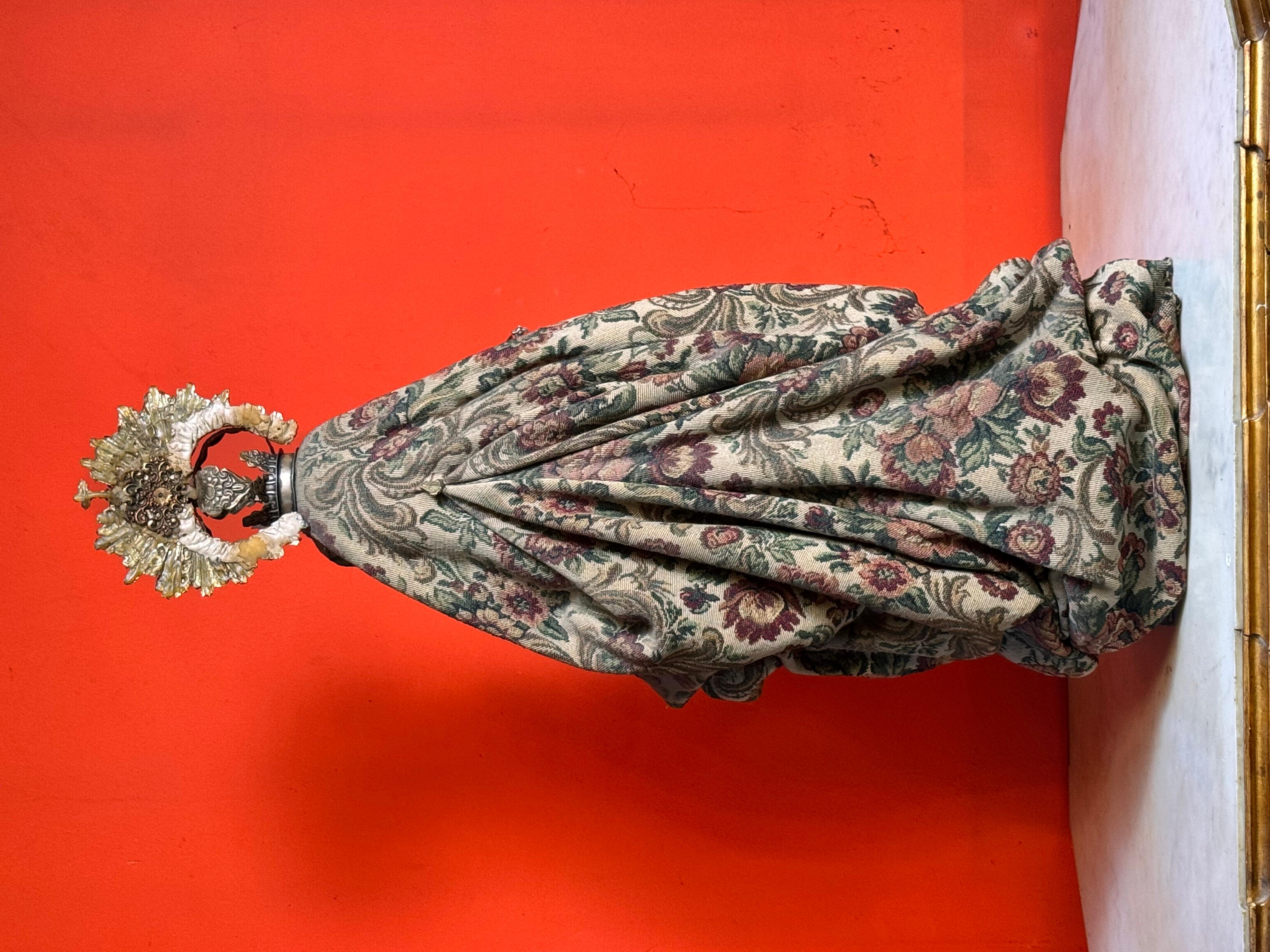 Statua barocca in legno policromo di Santa Maria Maddalena con calice e argento in vendita 4