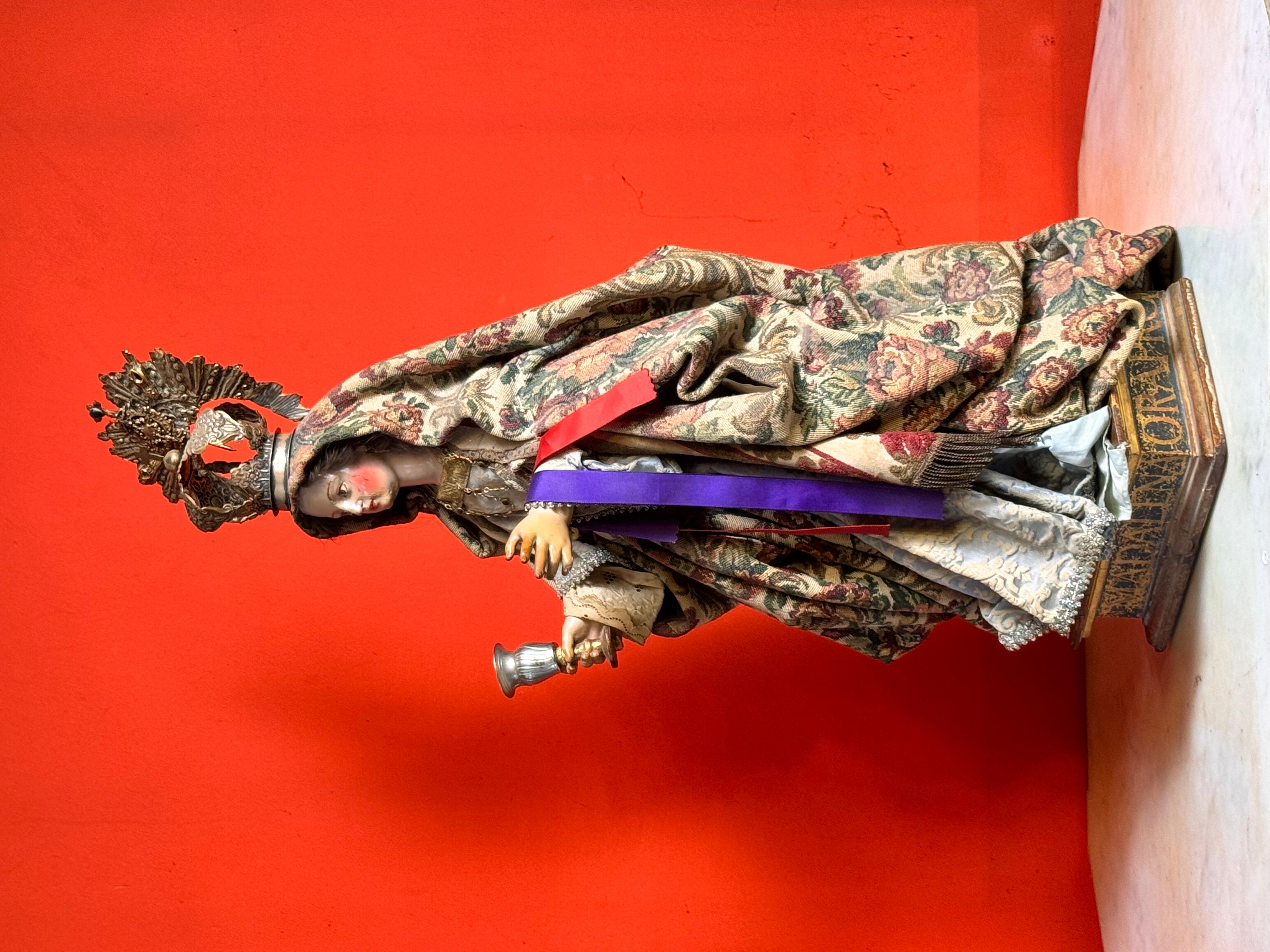 Statua barocca in legno policromo di Santa Maria Maddalena con calice e argento in vendita 5