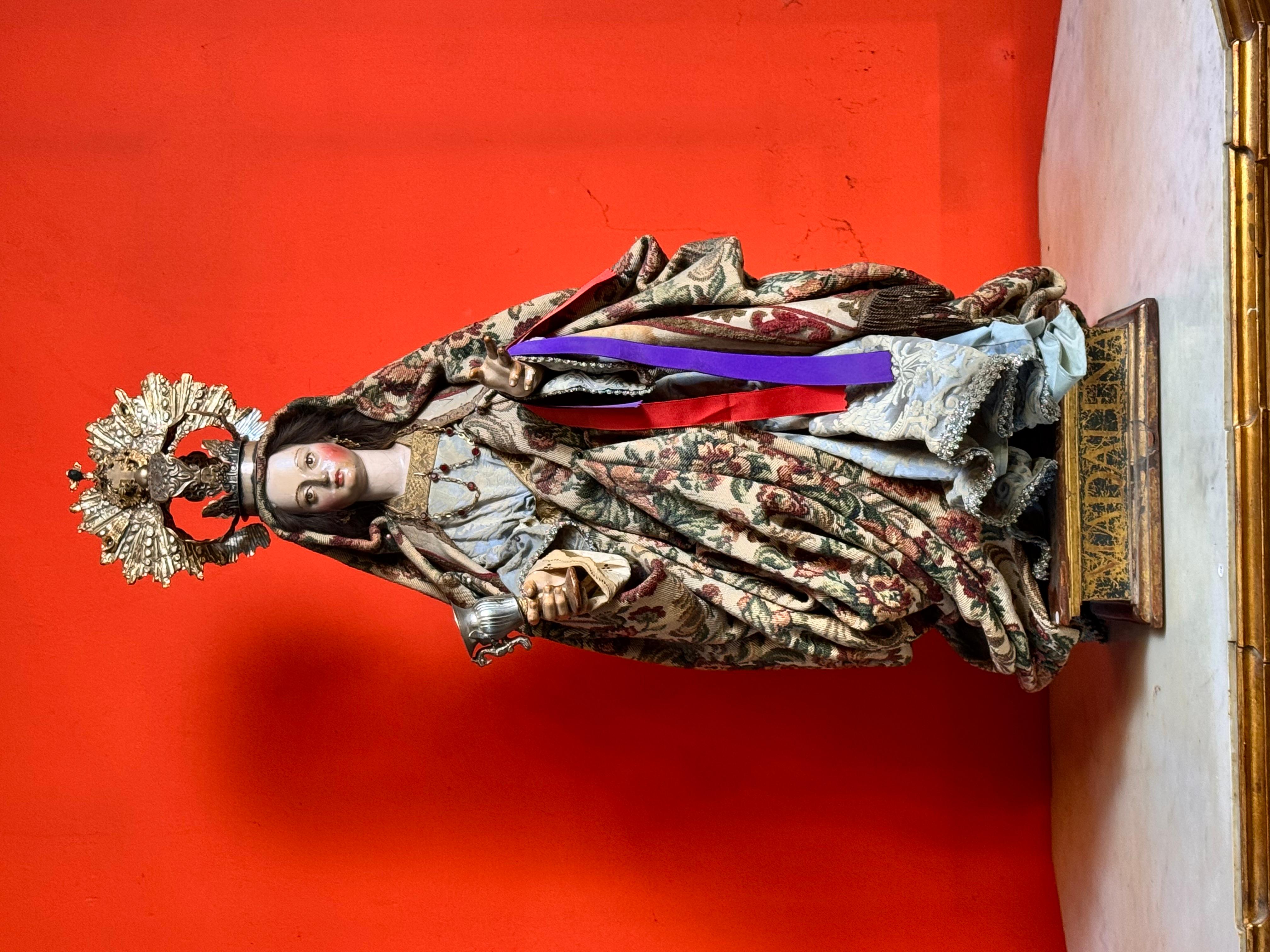 Statua barocca in legno policromo di Santa Maria Maddalena con calice e argento in vendita 6