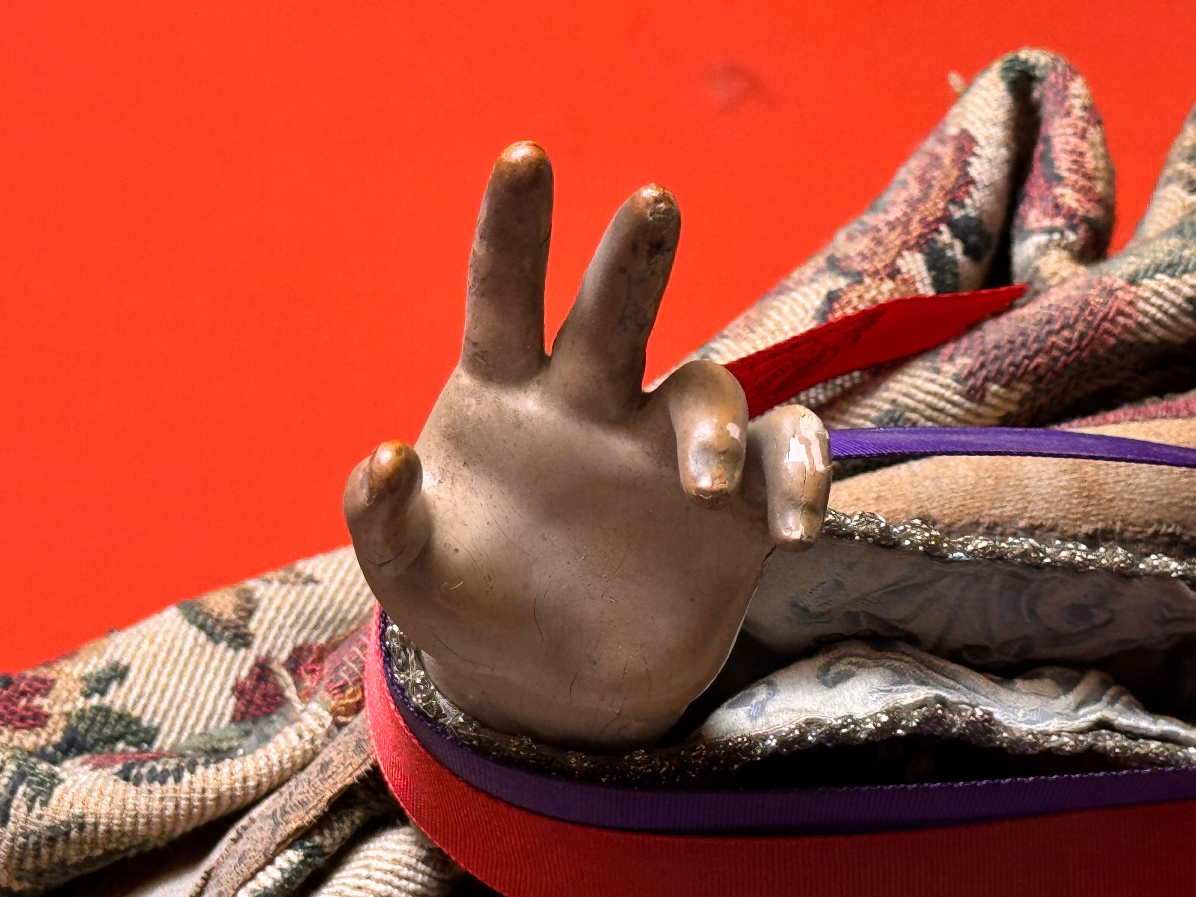 Statua barocca in legno policromo di Santa Maria Maddalena con calice e corona d'argento, XVIII secolo

Descrizione: Un'eccezionale statua di Santa Maria Maddalena in stile spagnolo del XVIII secolo. Scolpito in legno policromo (viso e mani) con un