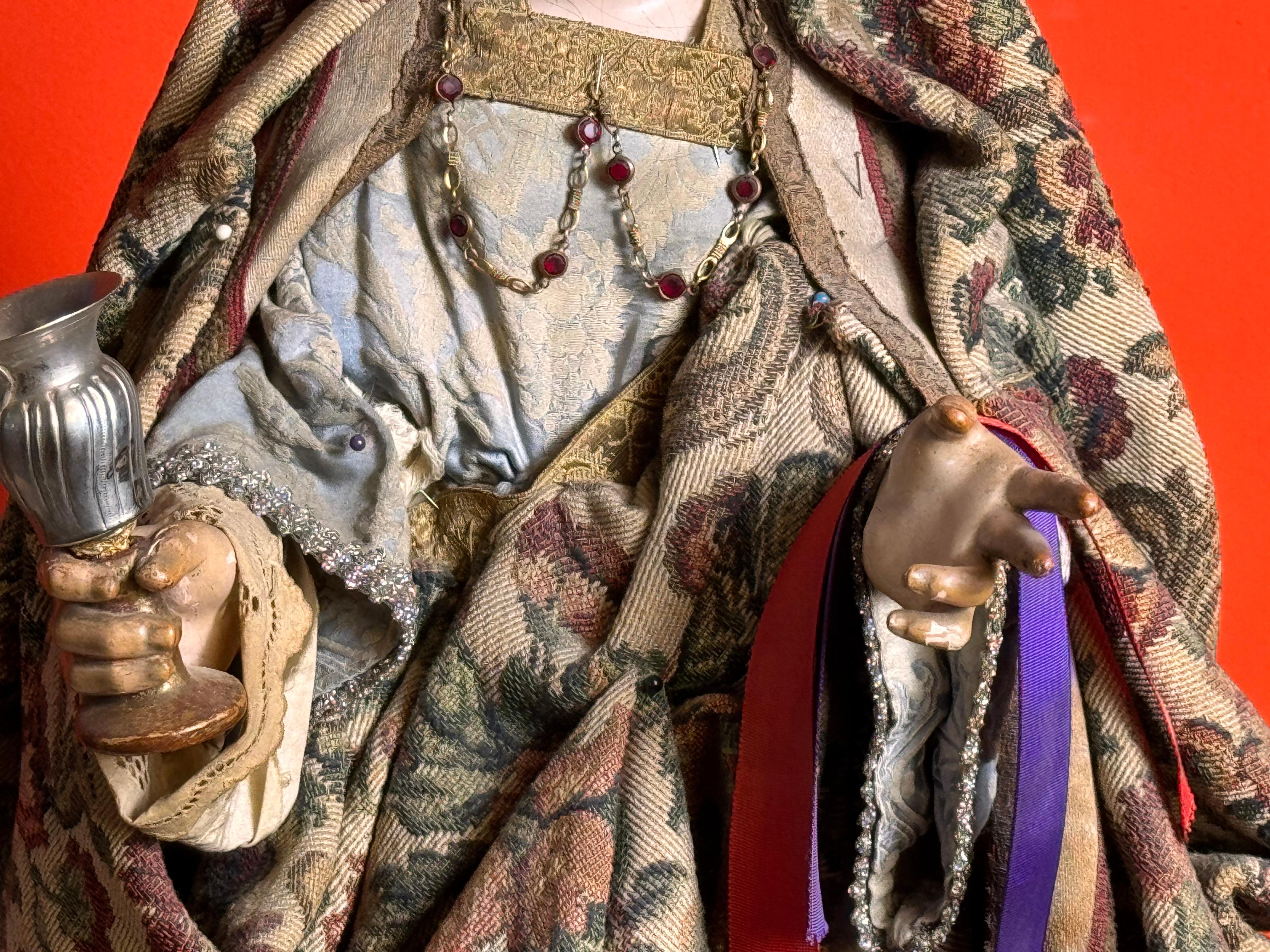 Barocco Statua barocca in legno policromo di Santa Maria Maddalena con calice e argento in vendita