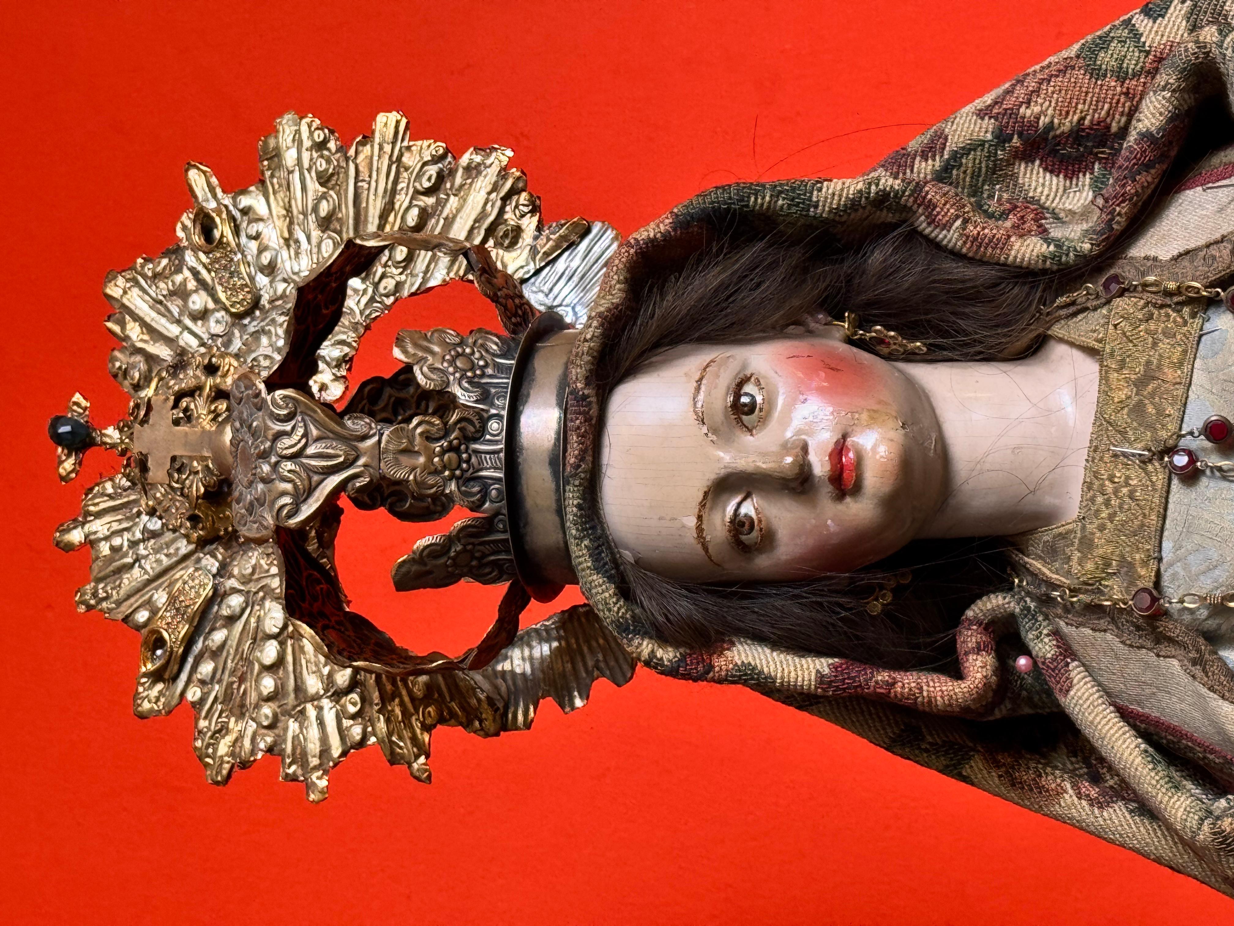 Spagnolo Statua barocca in legno policromo di Santa Maria Maddalena con calice e argento in vendita