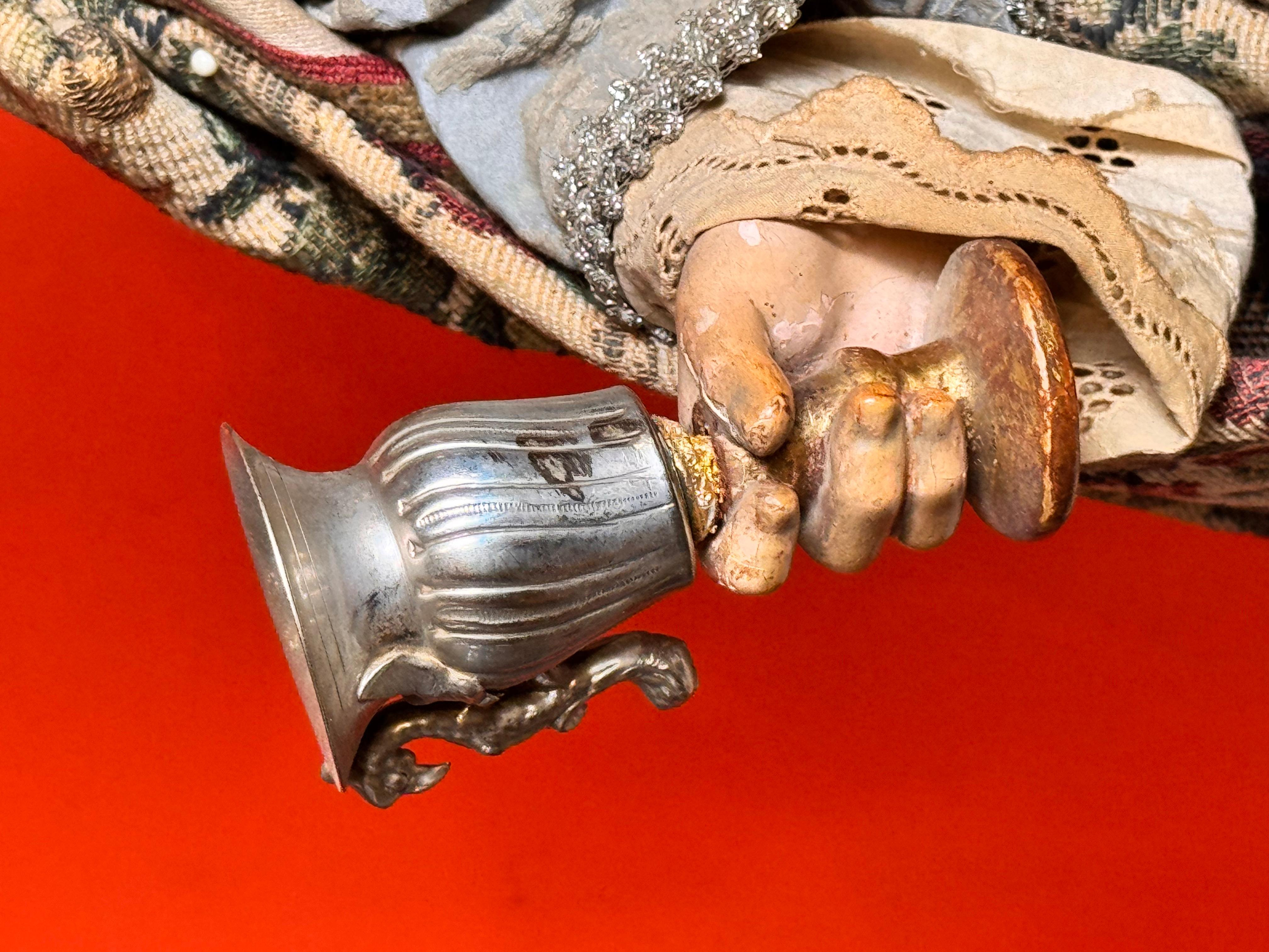 Fatto a mano Statua barocca in legno policromo di Santa Maria Maddalena con calice e argento in vendita