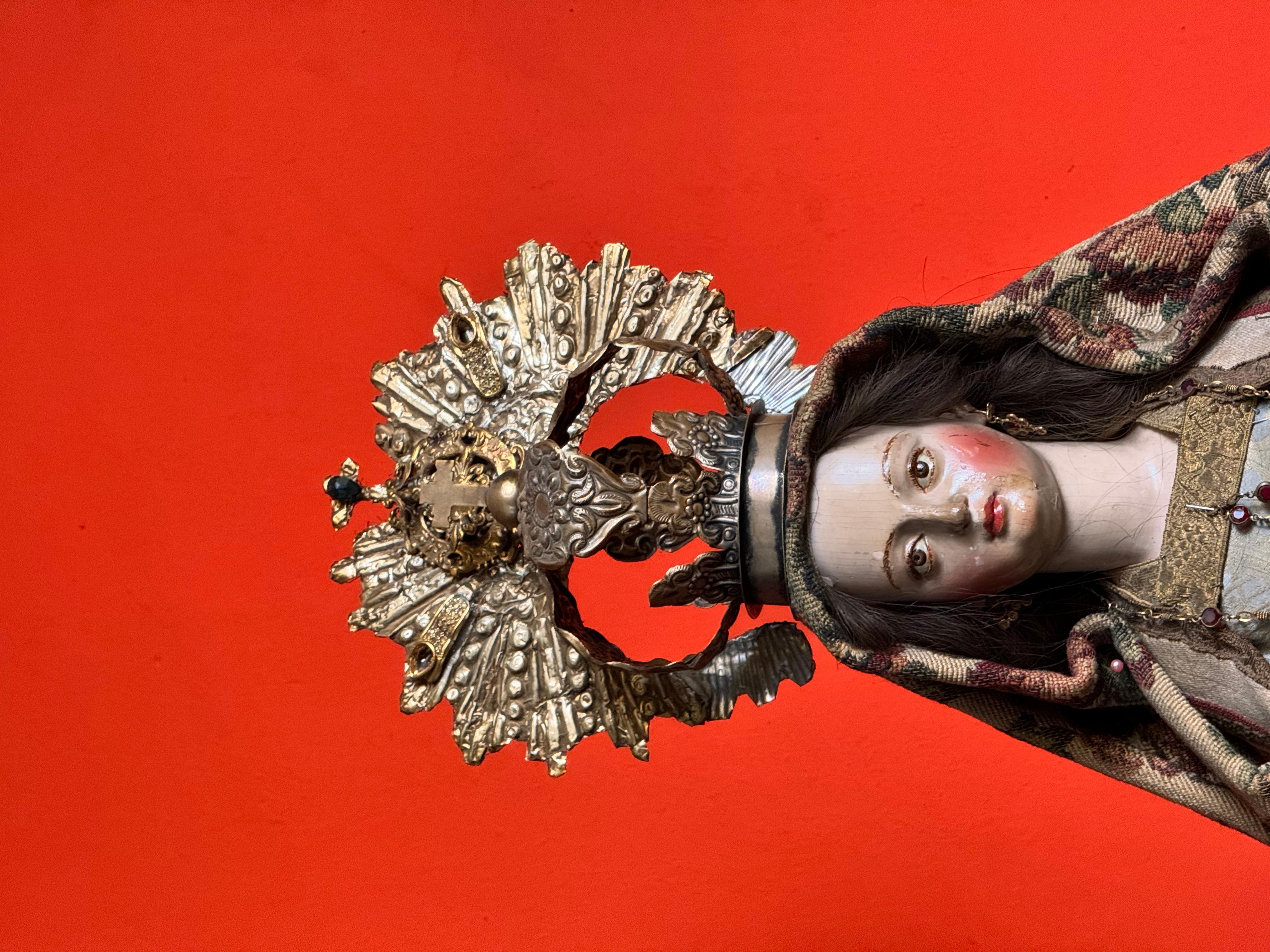 Statua barocca in legno policromo di Santa Maria Maddalena con calice e argento In condizioni buone in vendita a Madrid, ES