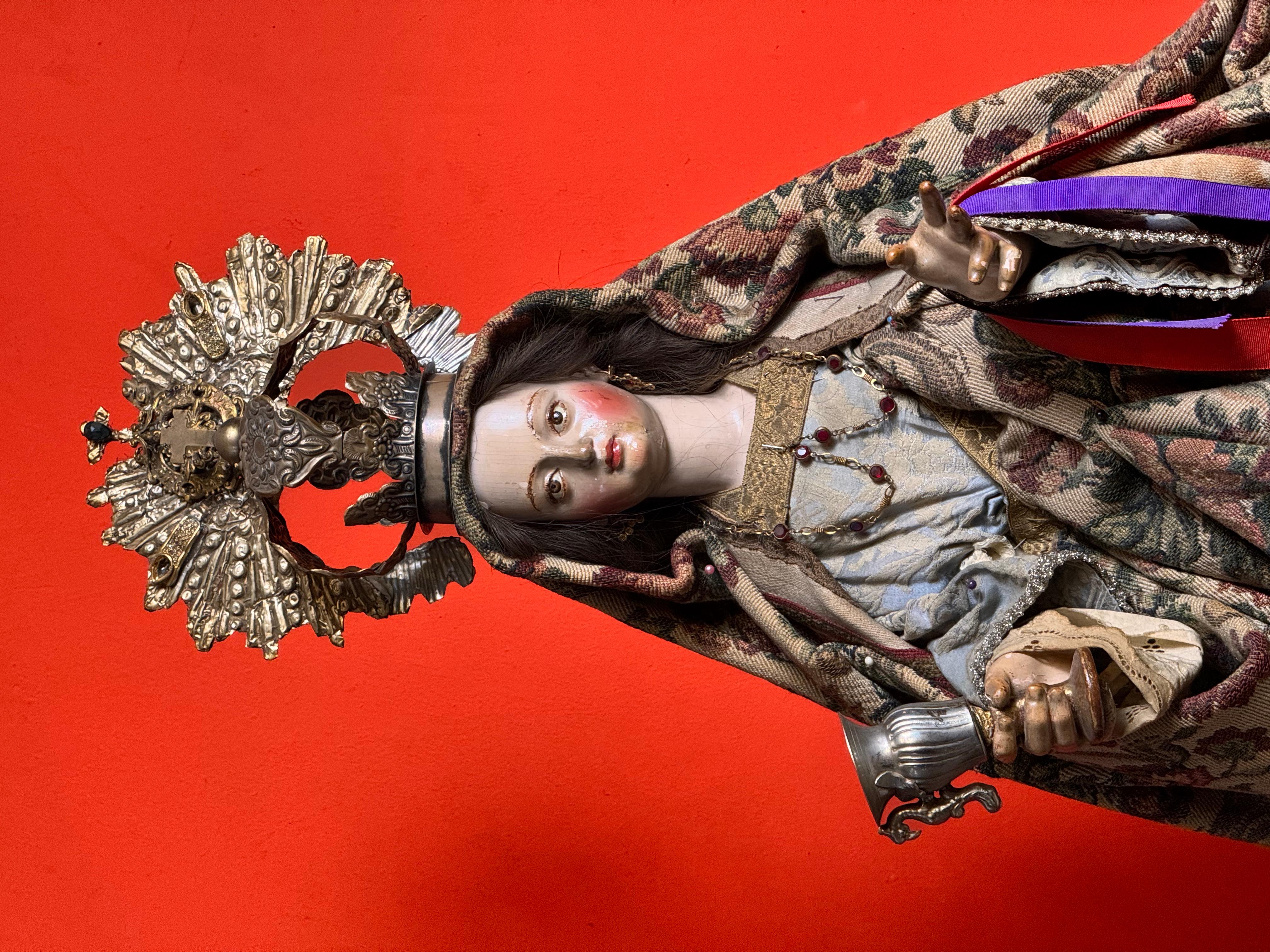 XVIII secolo Statua barocca in legno policromo di Santa Maria Maddalena con calice e argento in vendita