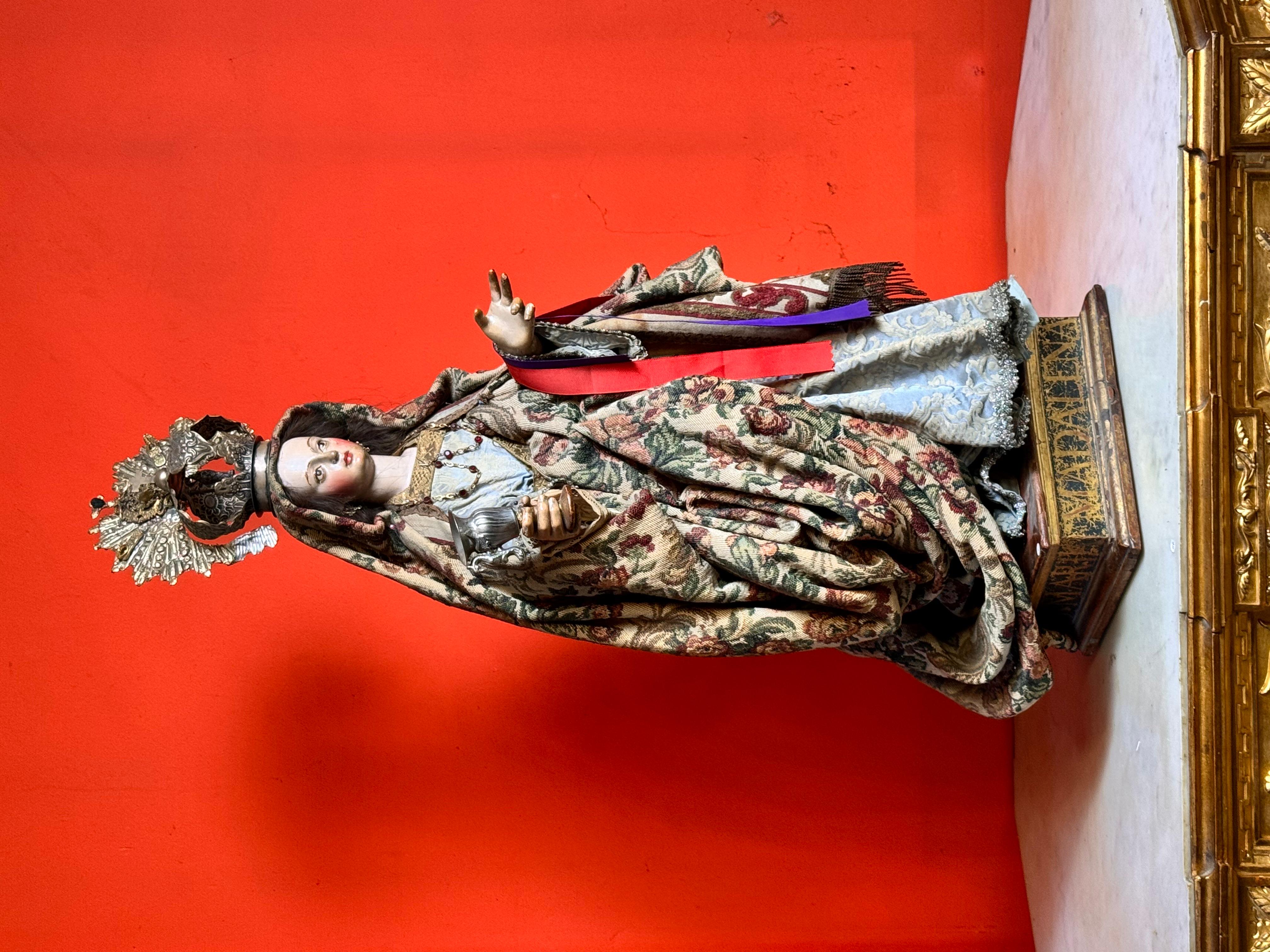 Argento Statua barocca in legno policromo di Santa Maria Maddalena con calice e argento in vendita