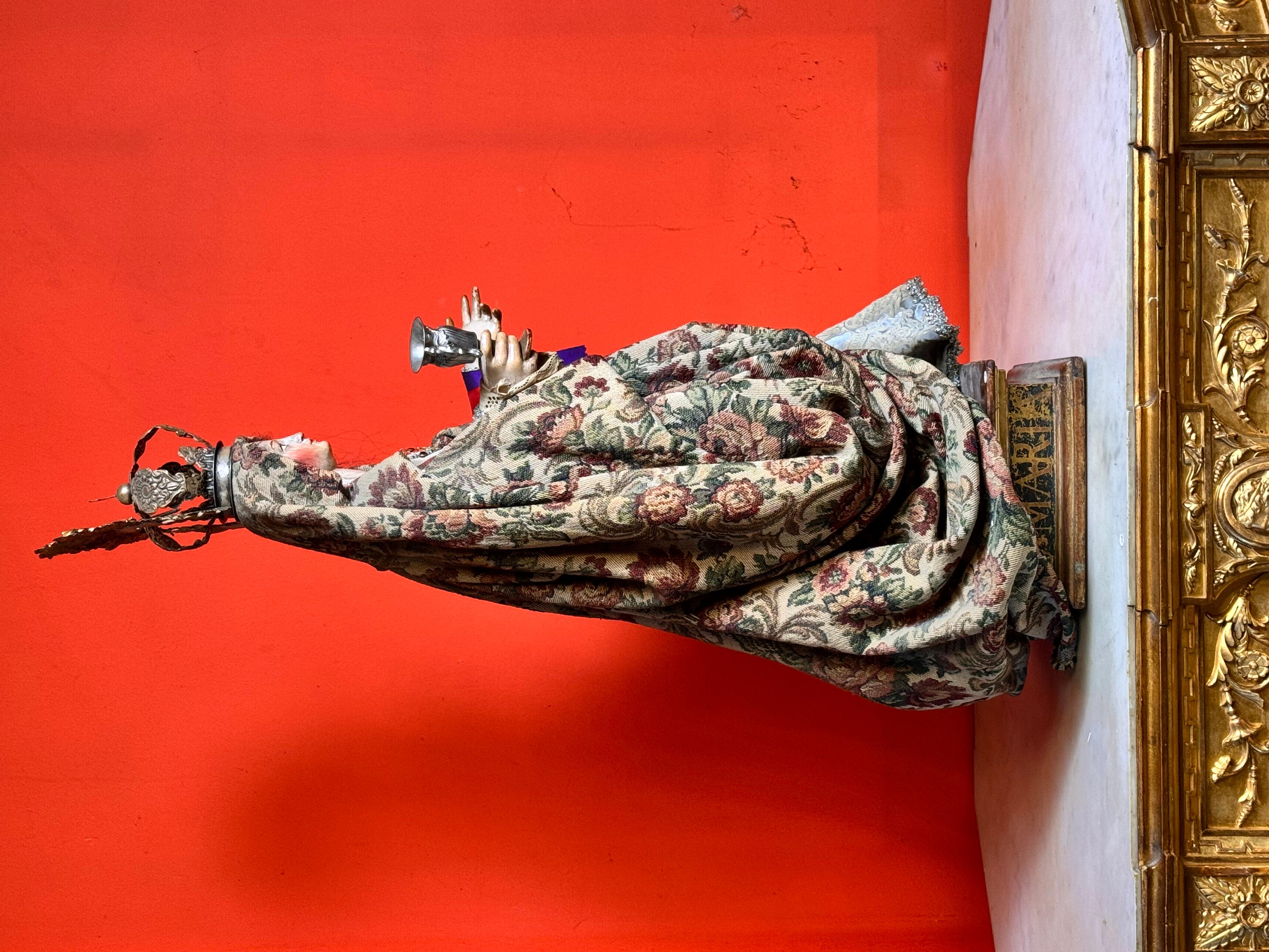 Statua barocca in legno policromo di Santa Maria Maddalena con calice e argento in vendita 1