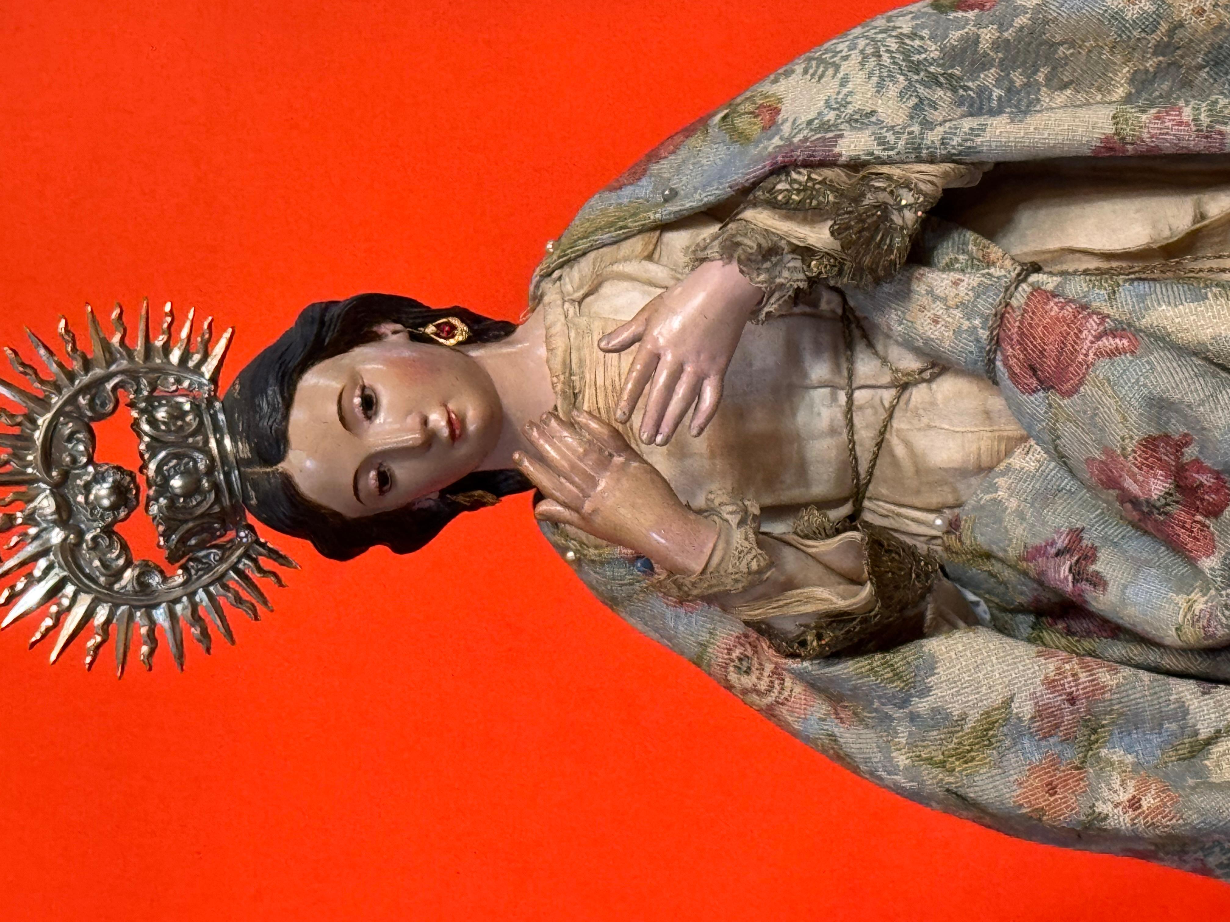 Barocco Vergine barocca in legno policromo con corona d'argento d'epoca, XVIII secolo in vendita