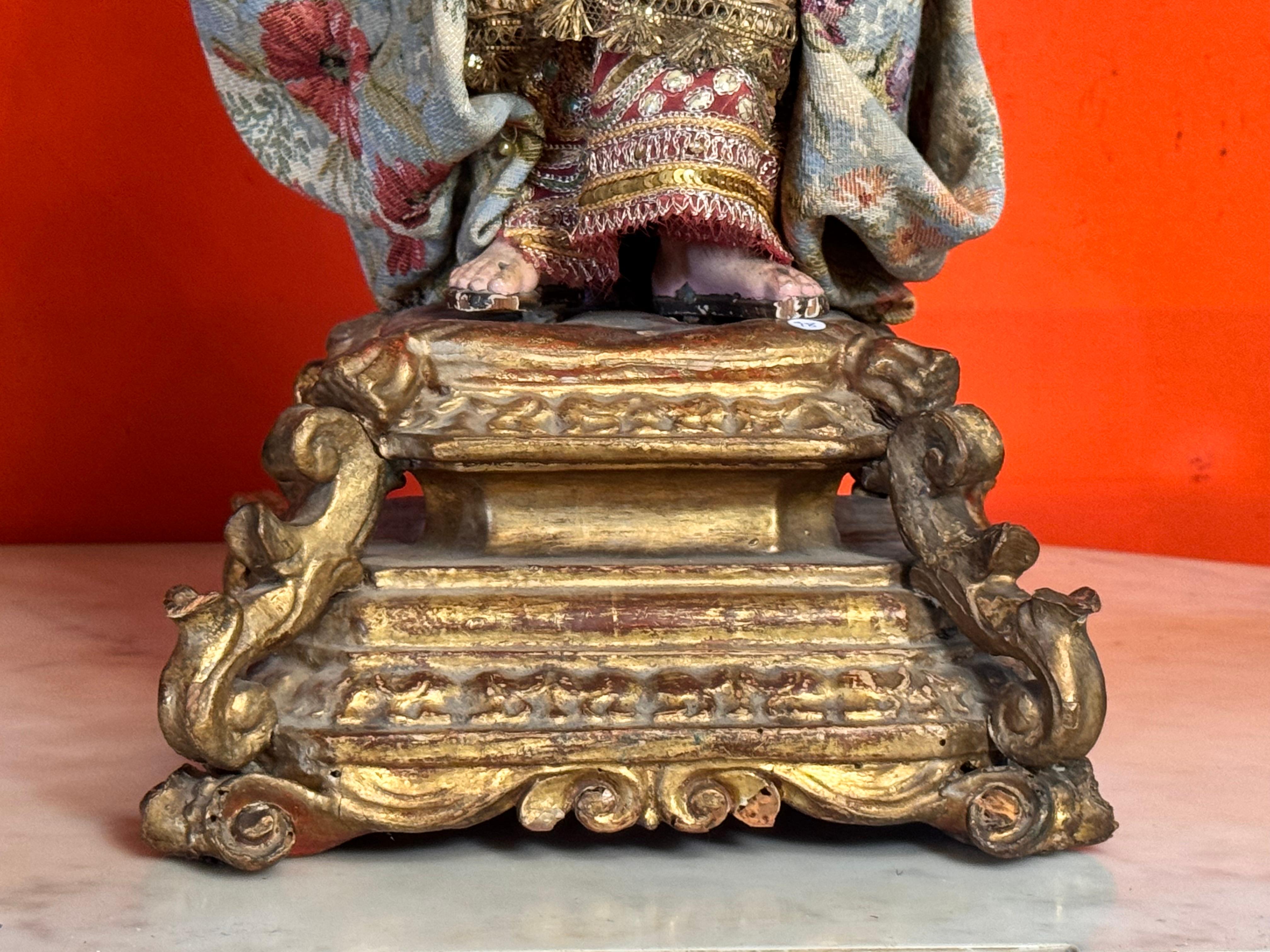 Spagnolo Vergine barocca in legno policromo con corona d'argento d'epoca, XVIII secolo in vendita