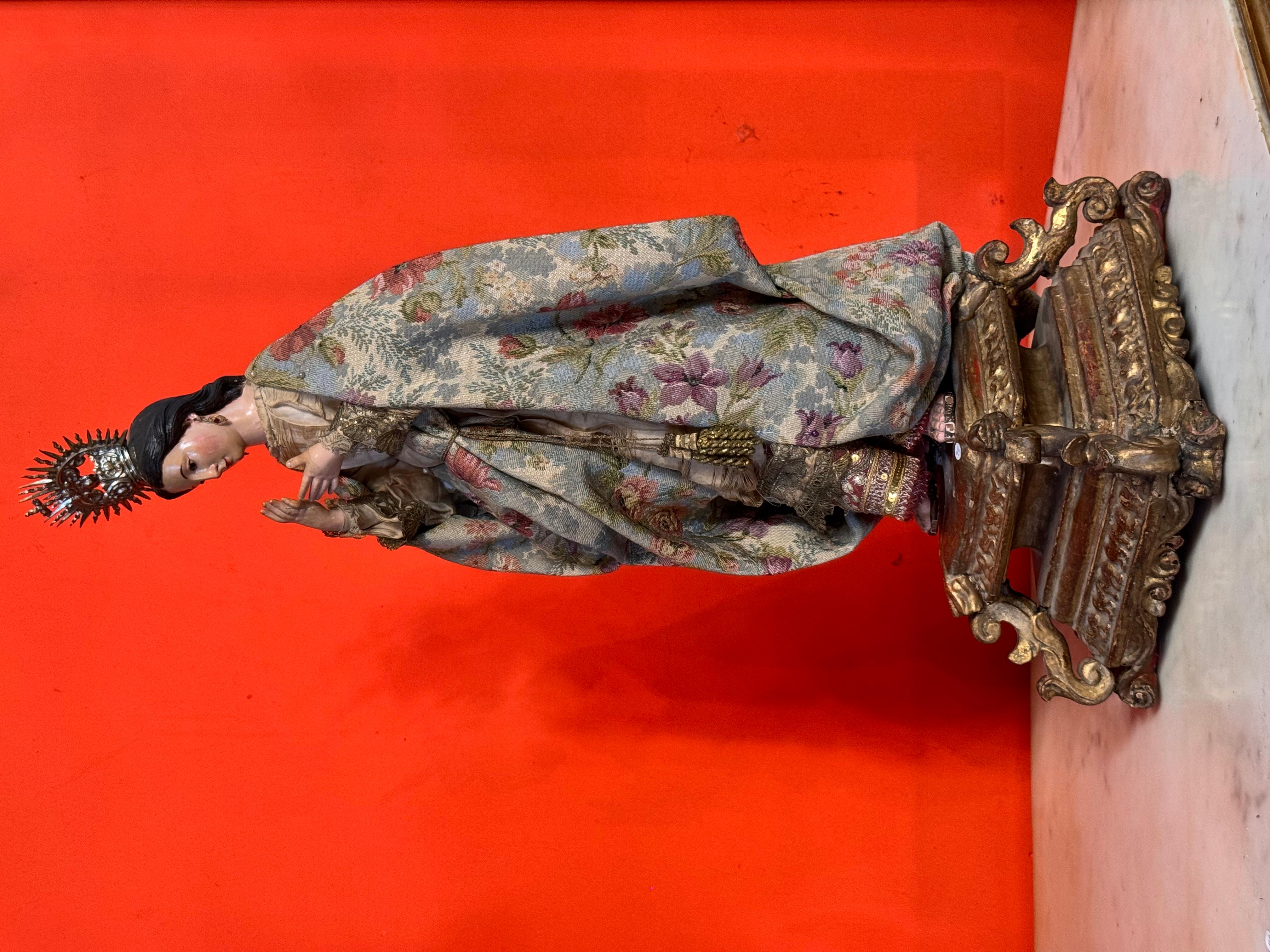 Fatto a mano Vergine barocca in legno policromo con corona d'argento d'epoca, XVIII secolo in vendita