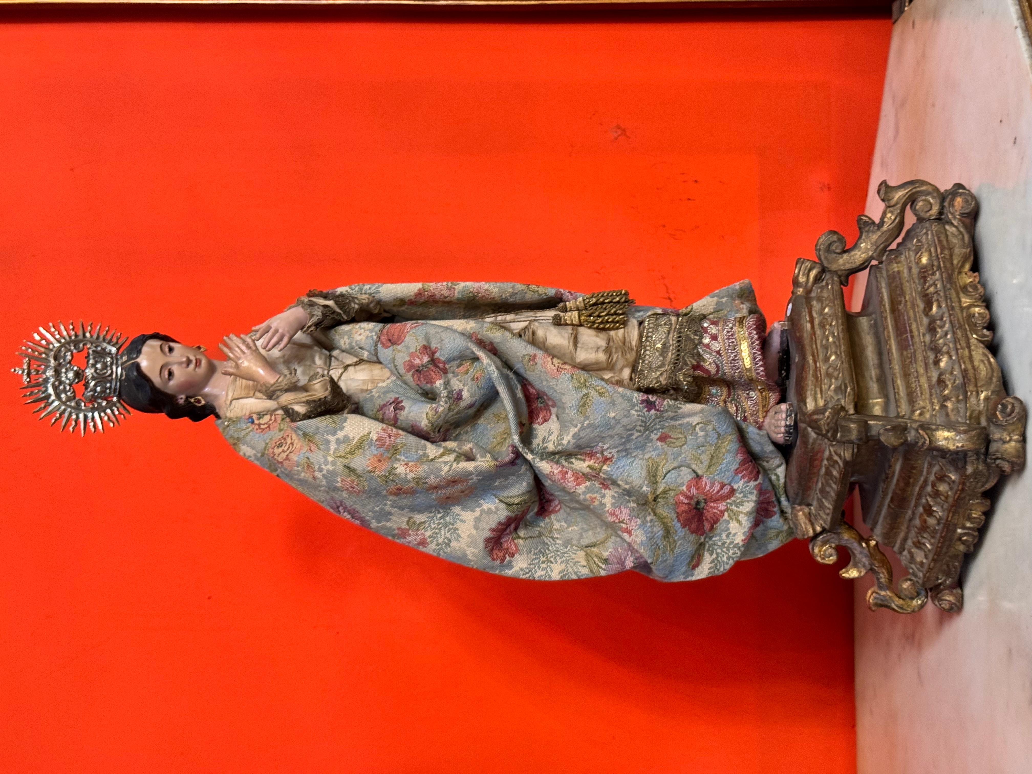 Vergine barocca in legno policromo con corona d'argento d'epoca, XVIII secolo In condizioni buone in vendita a Madrid, ES