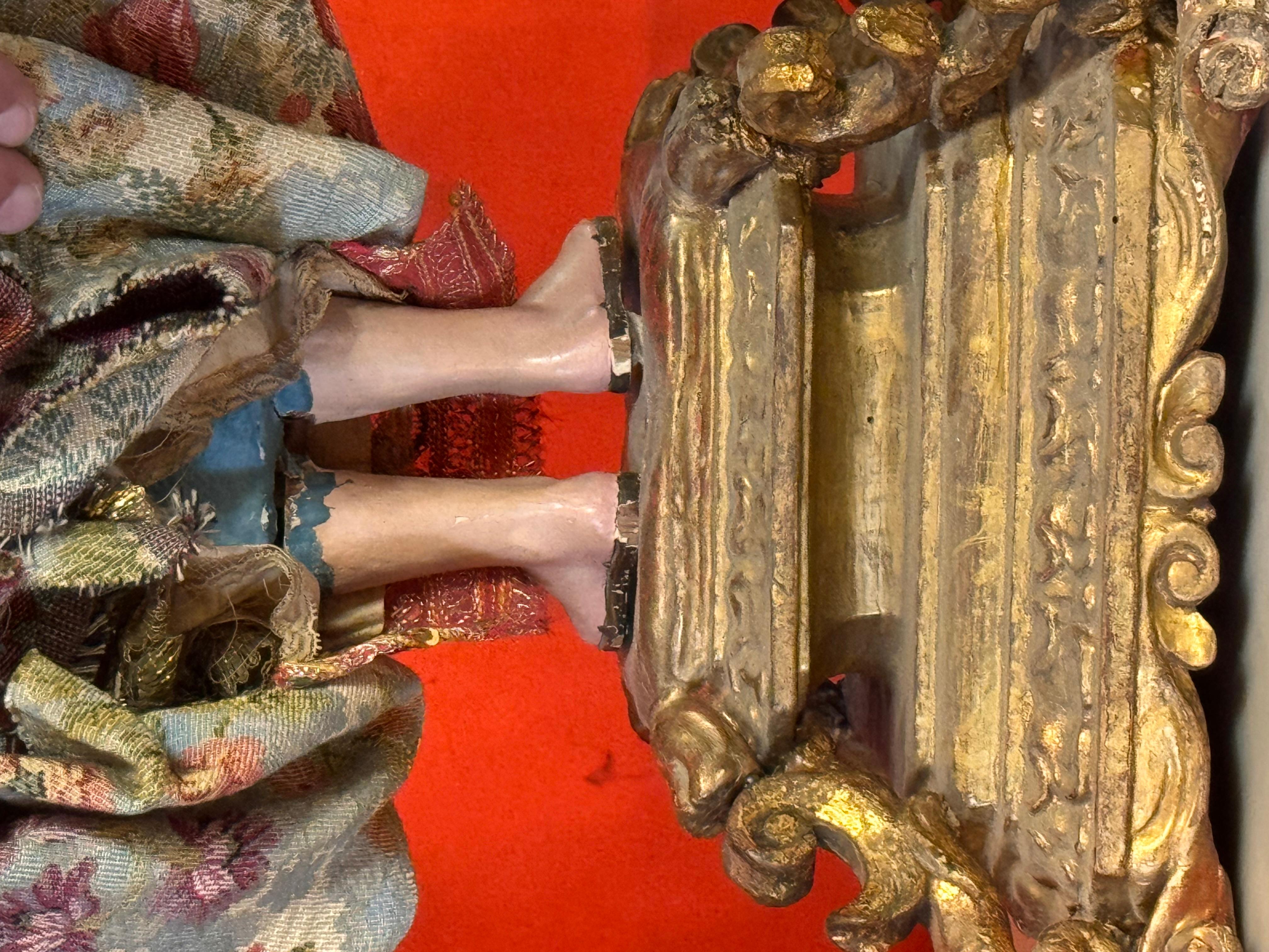 Fino al XVIII secolo Vergine barocca in legno policromo con corona d'argento d'epoca, XVIII secolo in vendita