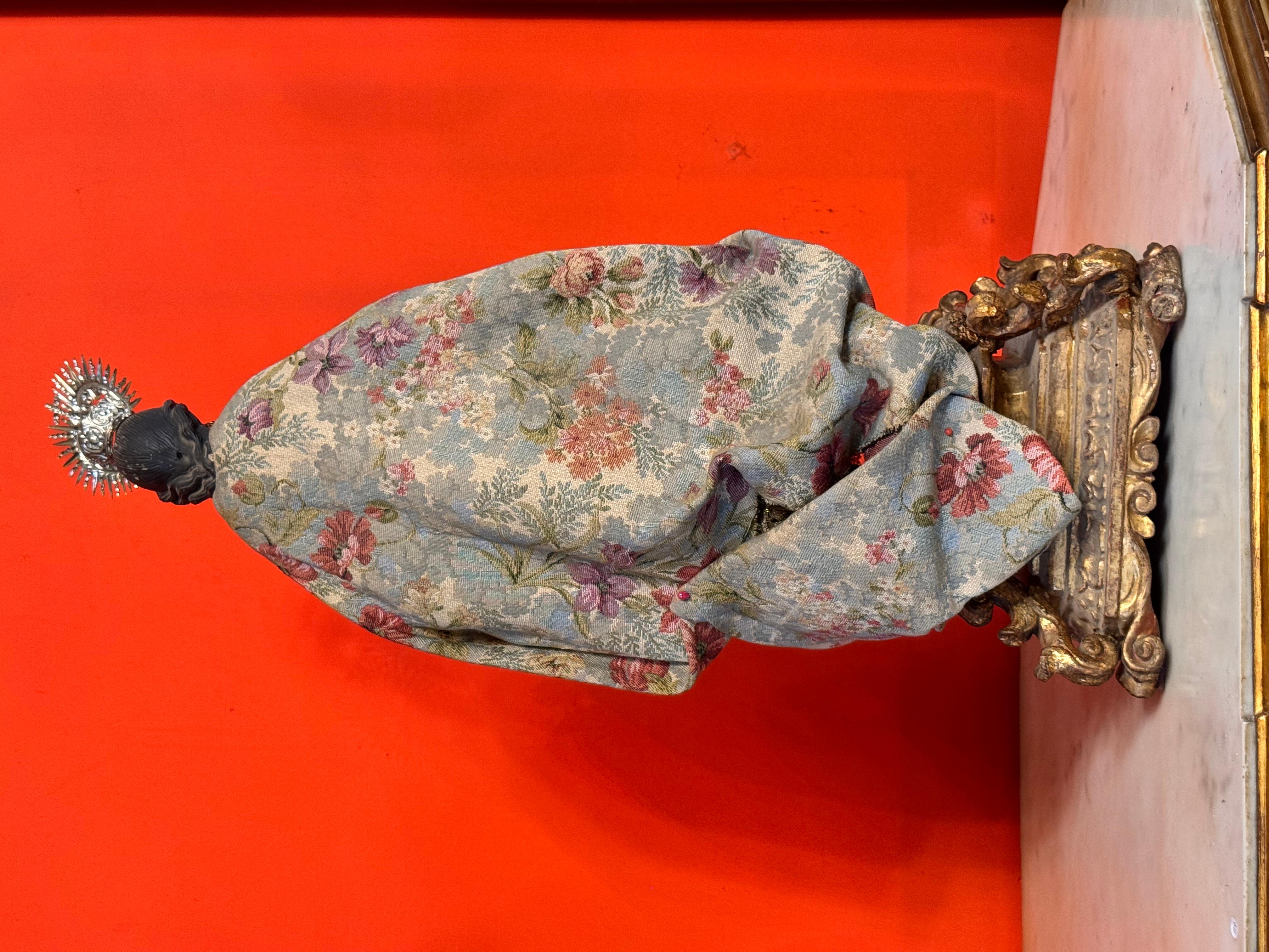 Argento Vergine barocca in legno policromo con corona d'argento d'epoca, XVIII secolo in vendita