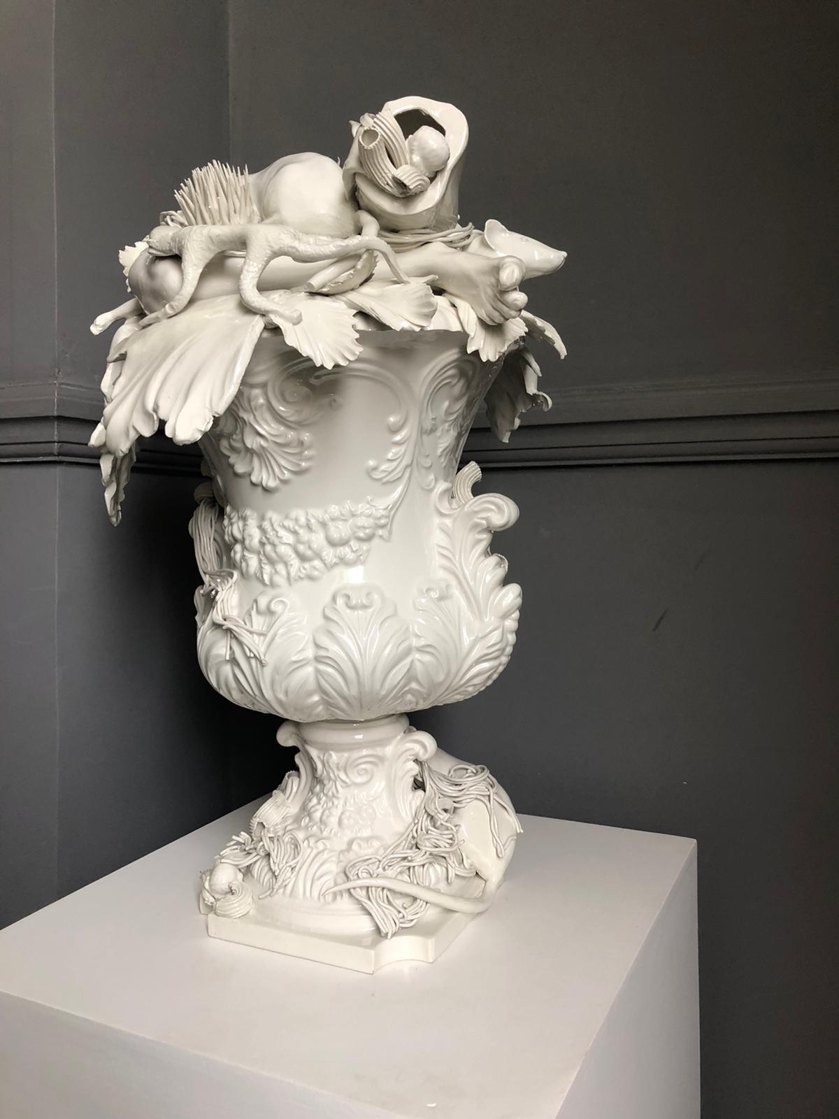 Renzi & Reale, Pluie baroque, 2003, faïence émaillée. Mesures : 36 x 36 x 56 cm 

Grande sculpture en céramique blanche du célèbre duo de designers Renzi & Reale, qui ont collaboré avec succès du début des années 90 au début des années 2000. Il ne