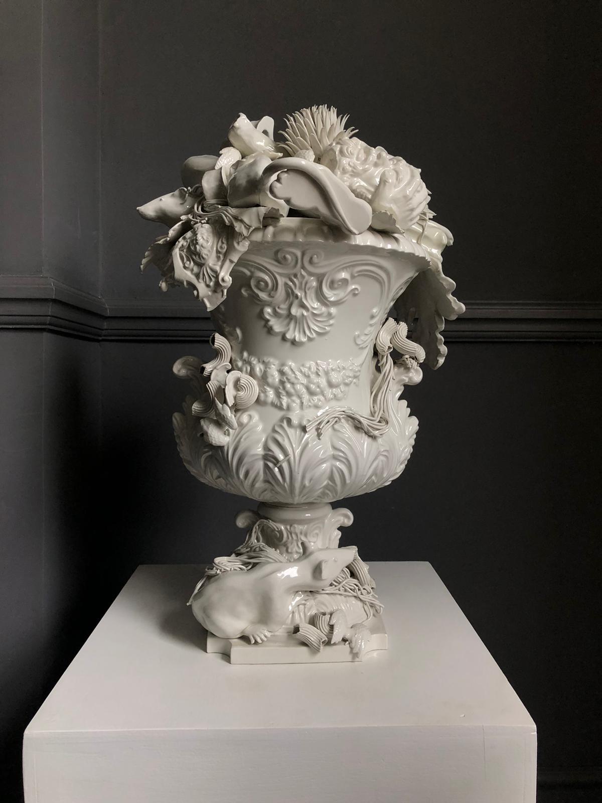 Baroque Sculpture baroque en céramique blanche de pluie émaillée en faïence contemporaine en vente