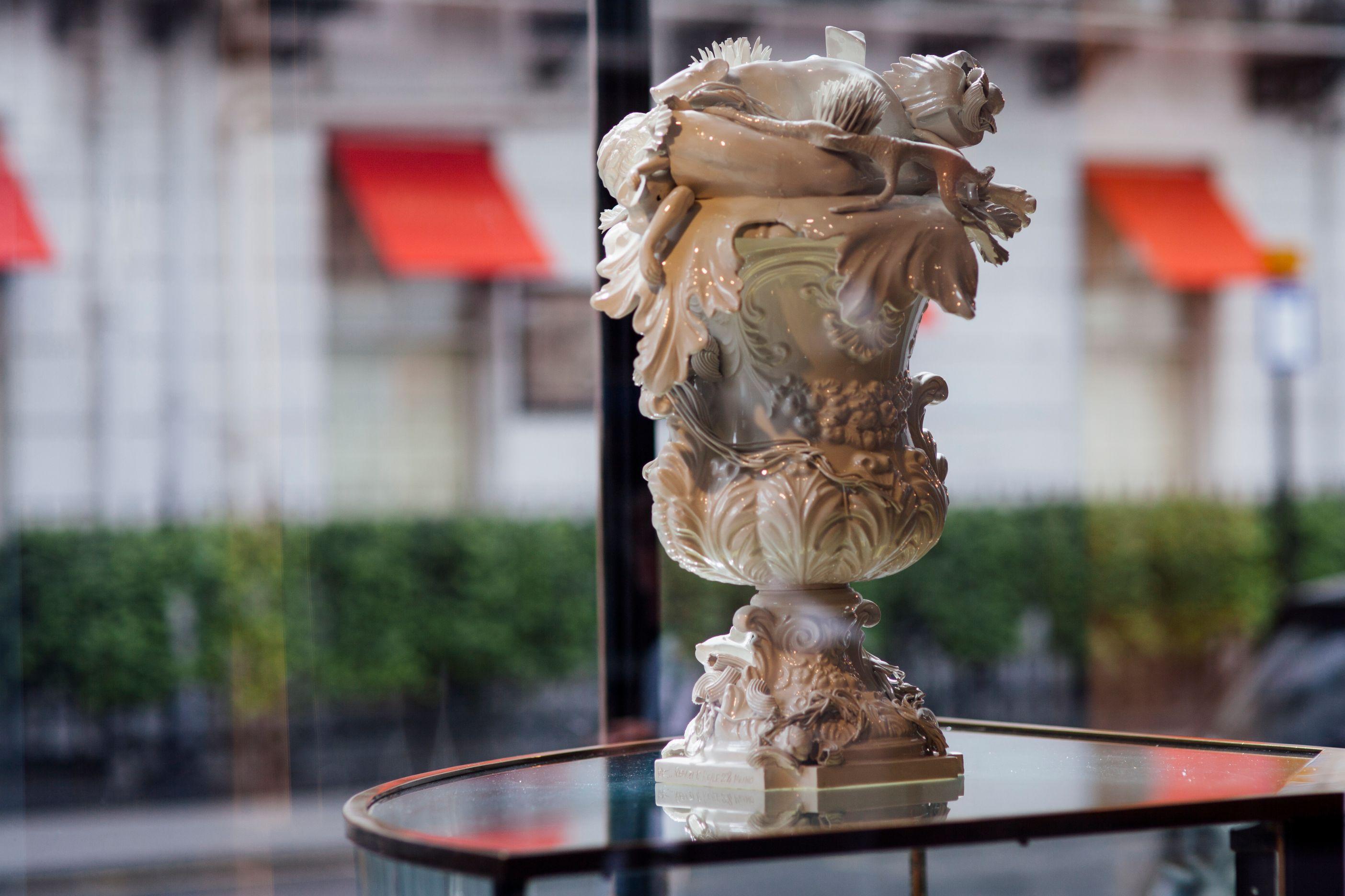 italien Sculpture baroque en céramique blanche de pluie émaillée en faïence contemporaine en vente