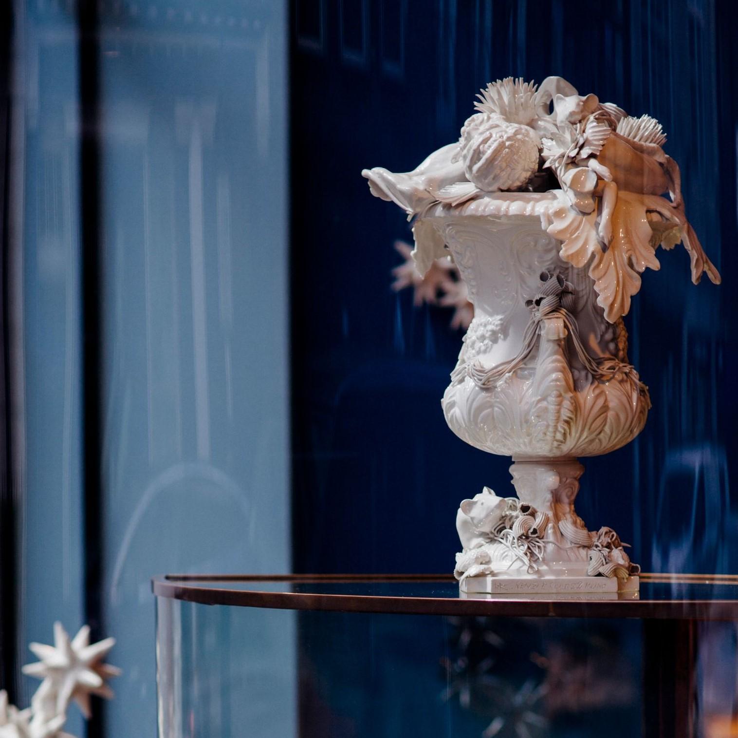 Vernissé Sculpture baroque en céramique blanche de pluie émaillée en faïence contemporaine en vente
