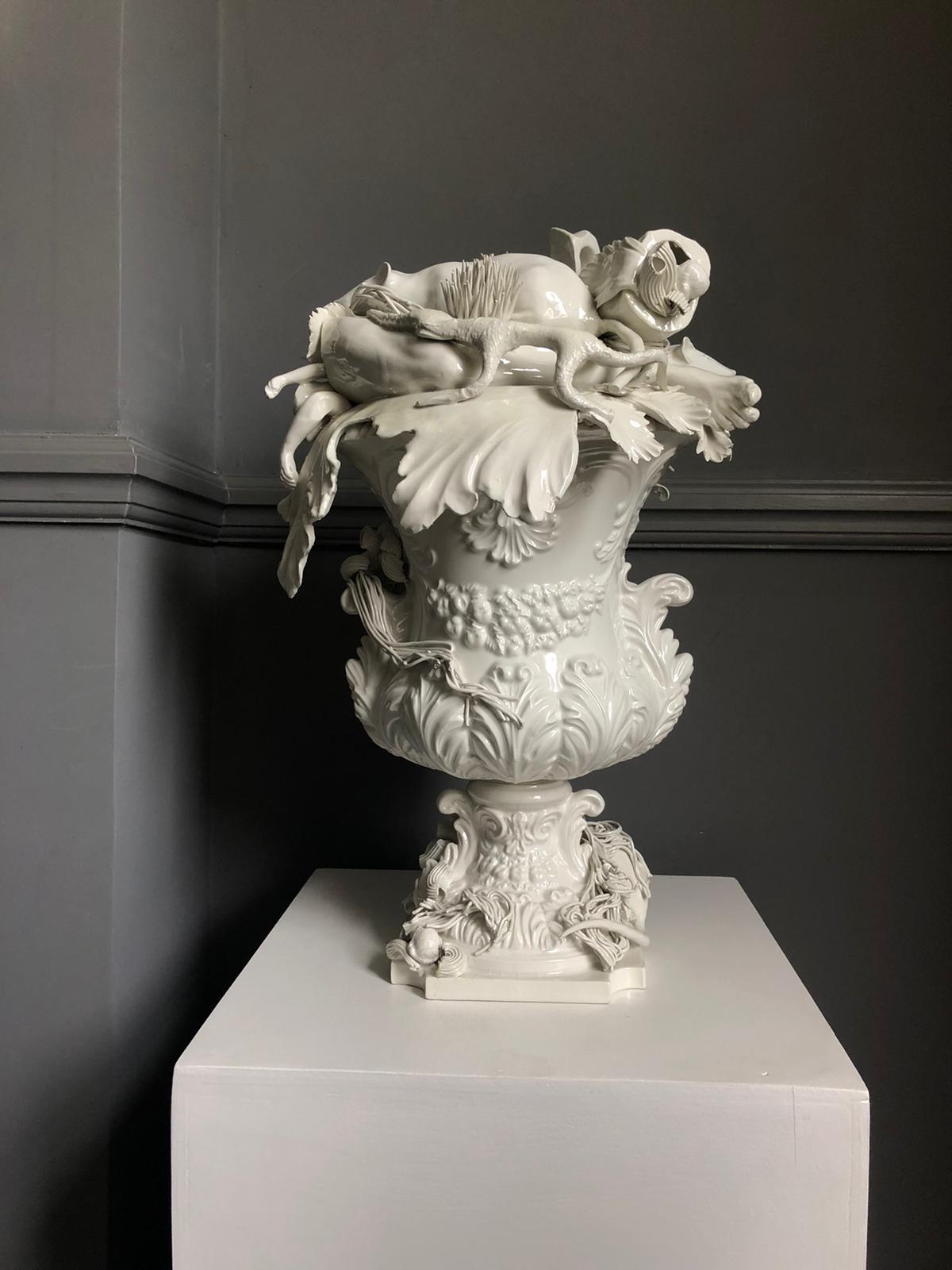 XXIe siècle et contemporain Sculpture baroque en céramique blanche de pluie émaillée en faïence contemporaine en vente