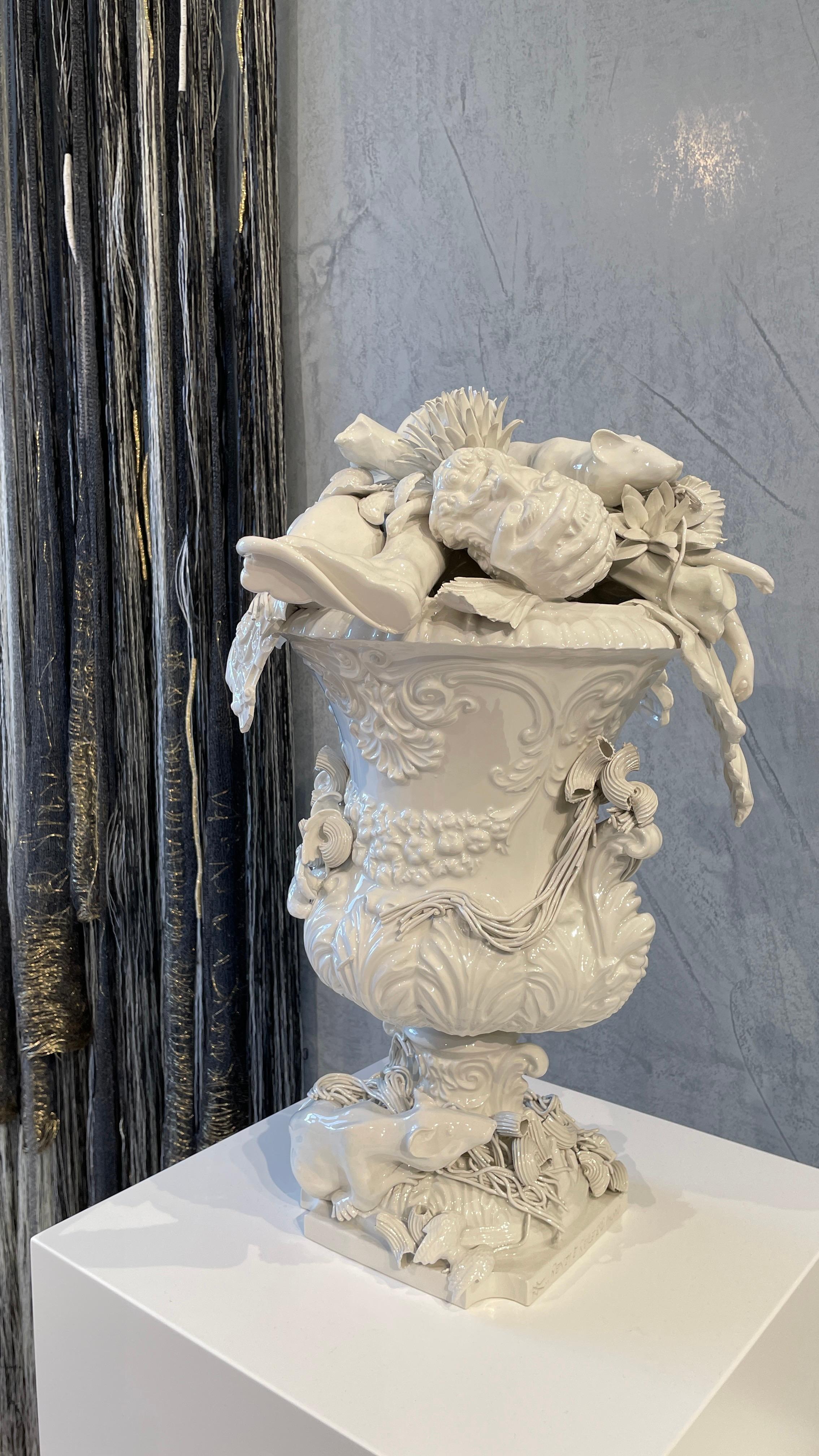 Céramique Sculpture baroque en céramique blanche de pluie émaillée en faïence contemporaine en vente