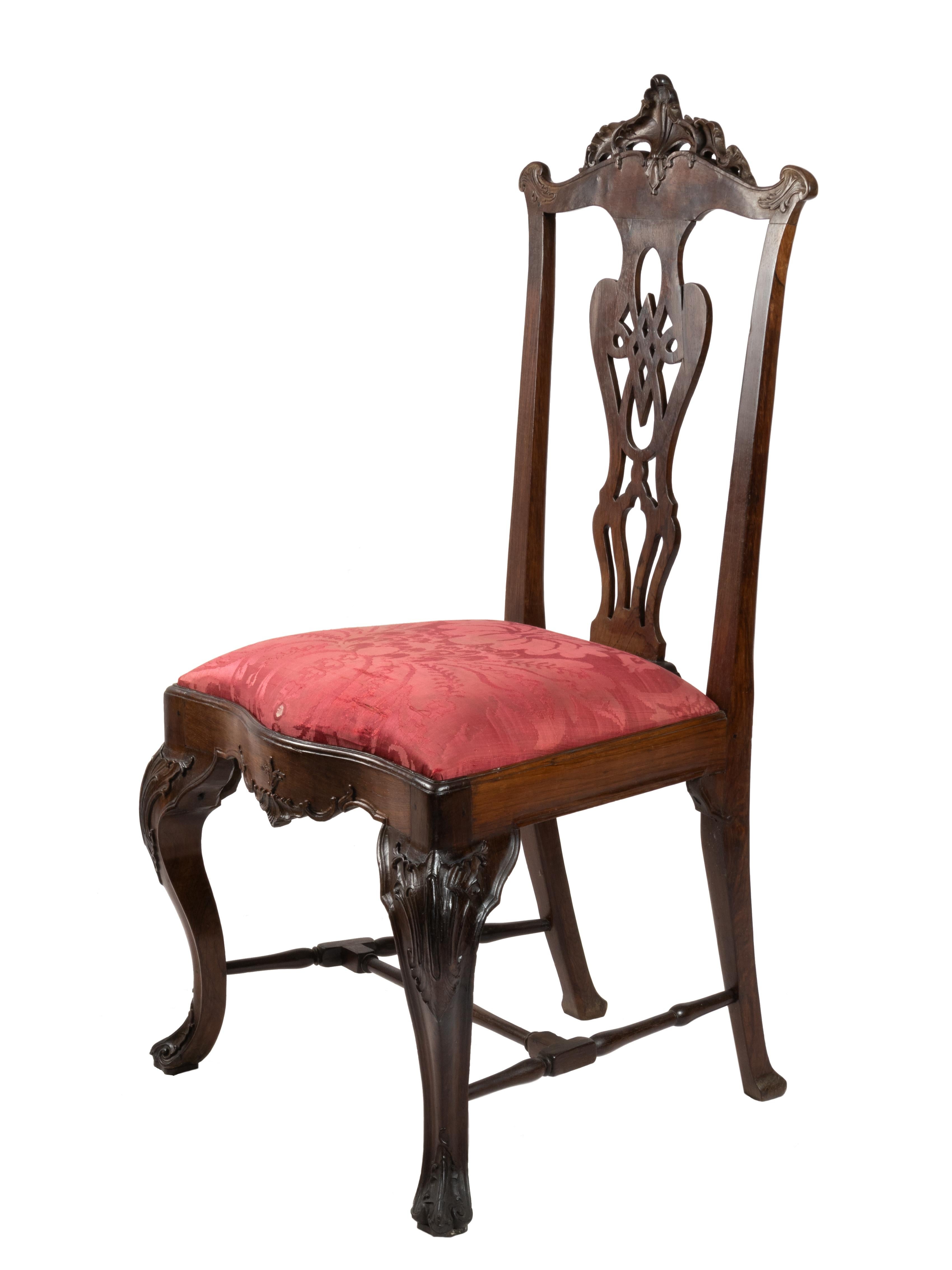 Chaise baroque Períod, haute et imposante, avec des pieds reliés entre eux par des traverses en forme de H, des pieds courbes et contre-courbes où les lignes contre-courbes sont visibles, avec un coussin mobile avec une grille tapissée de damas