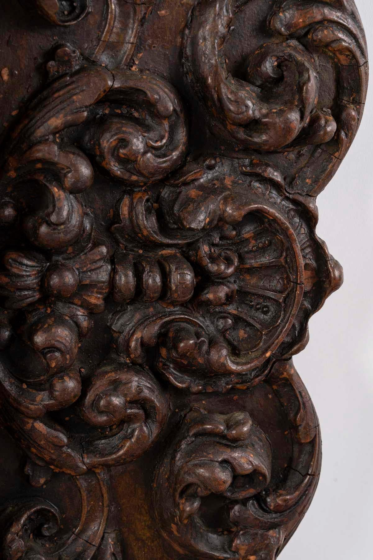 Français Miroir mural de style Régence baroque en bois sculpté et patiné, 19e siècle. en vente