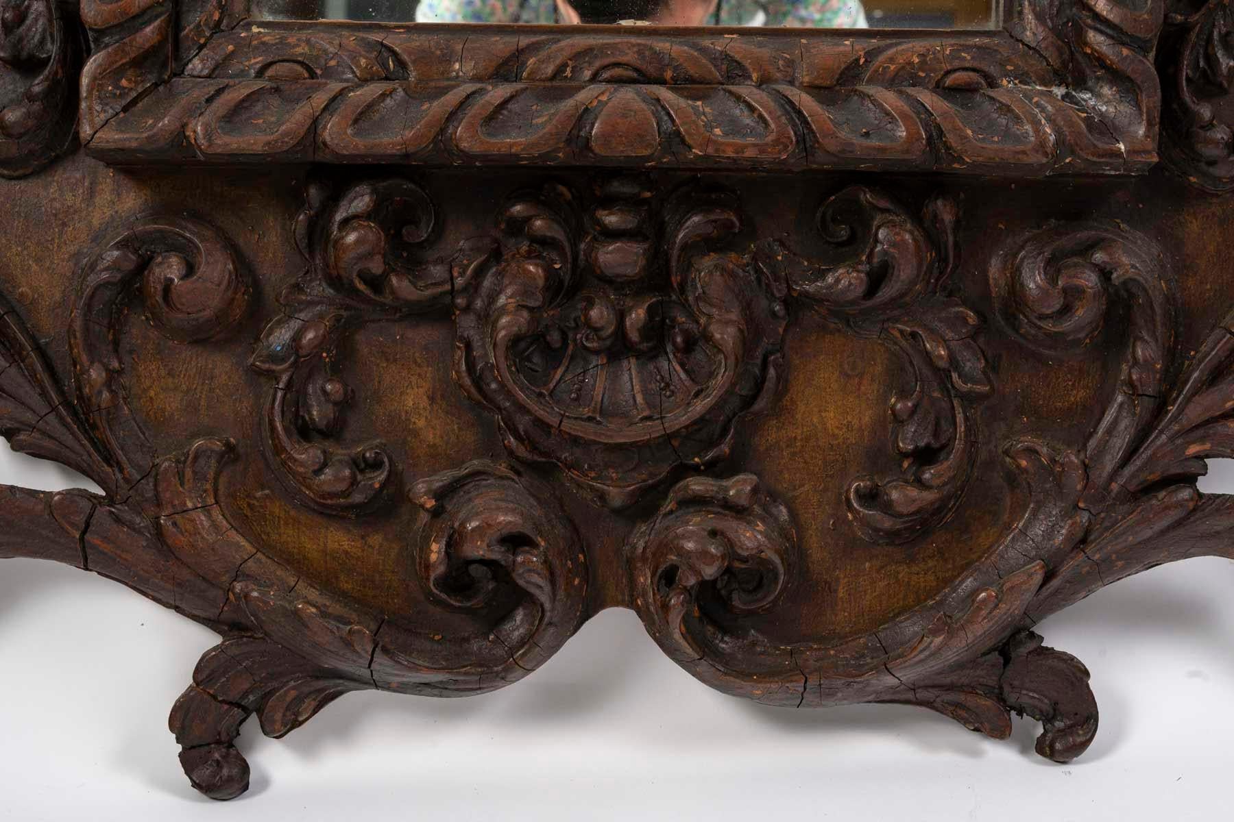 Sculpté Miroir mural de style Régence baroque en bois sculpté et patiné, 19e siècle. en vente