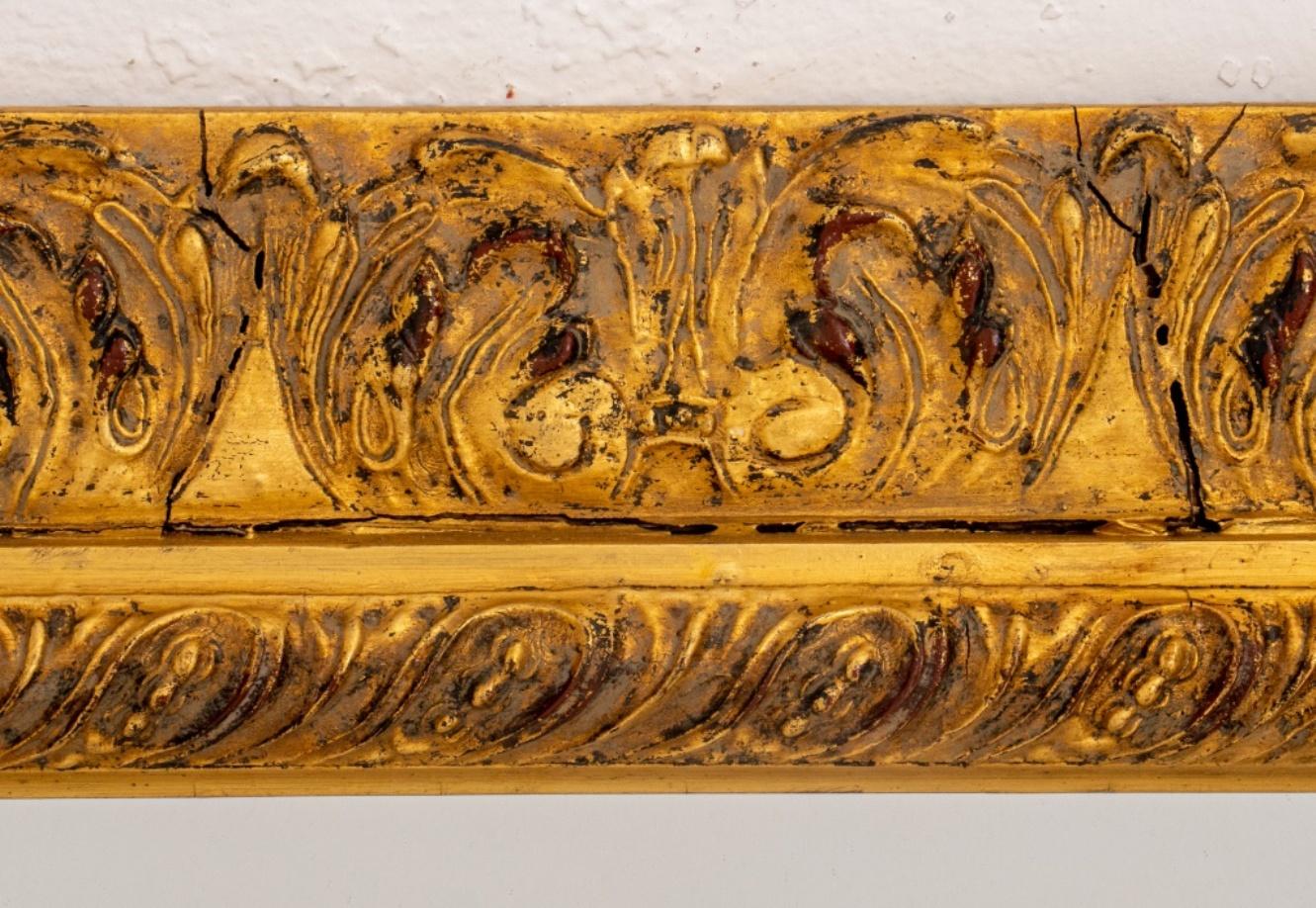Miroir de cheminée en bois doré sculpté de style baroque avec motif de feuilles d'acanthe. En bon état. Usure conforme à l'âge et à l'utilisation.

Dimensions : 34,5