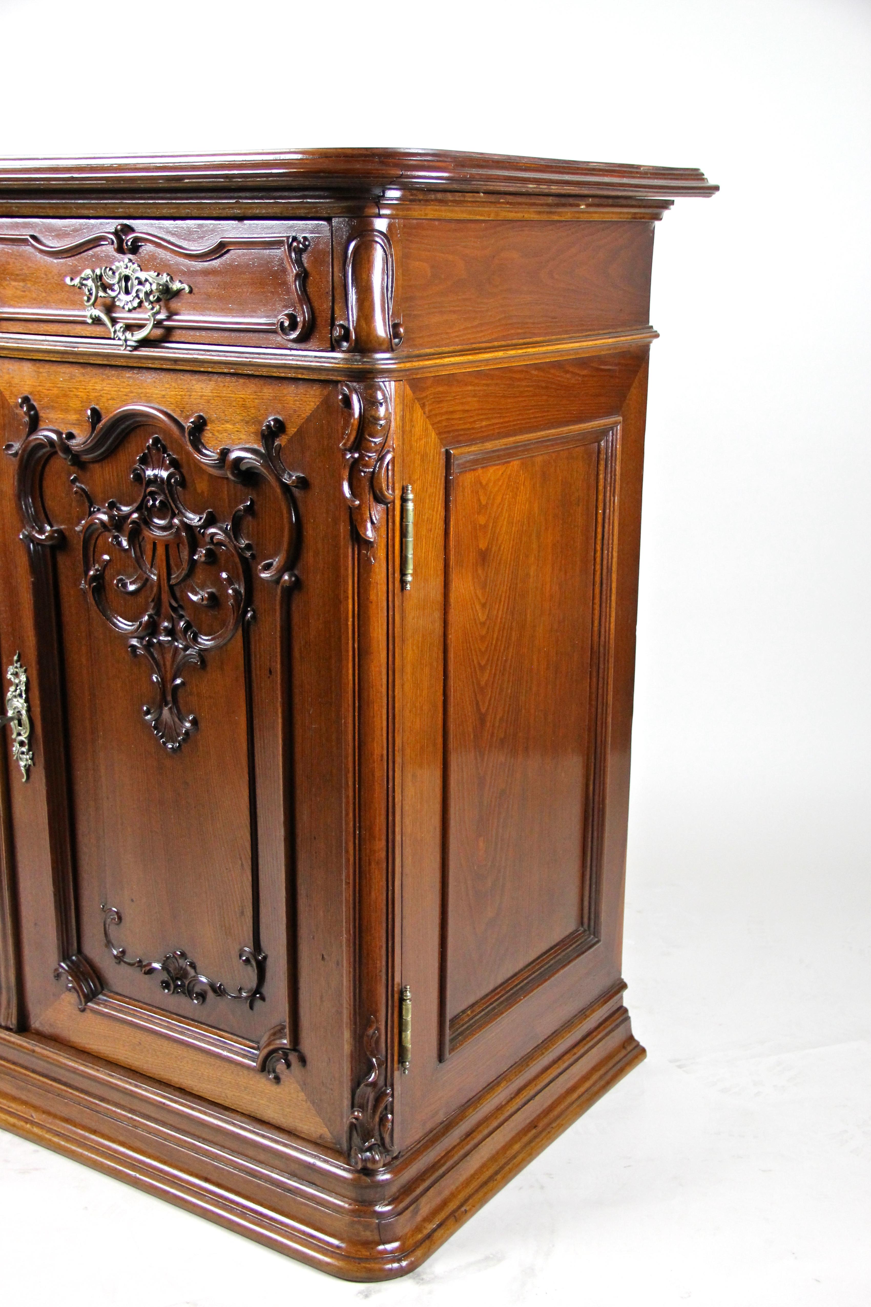 Baroque Revival Commode or Trumeau with Nut Wood Carvings, Austria, circa 1880 For Sale 5