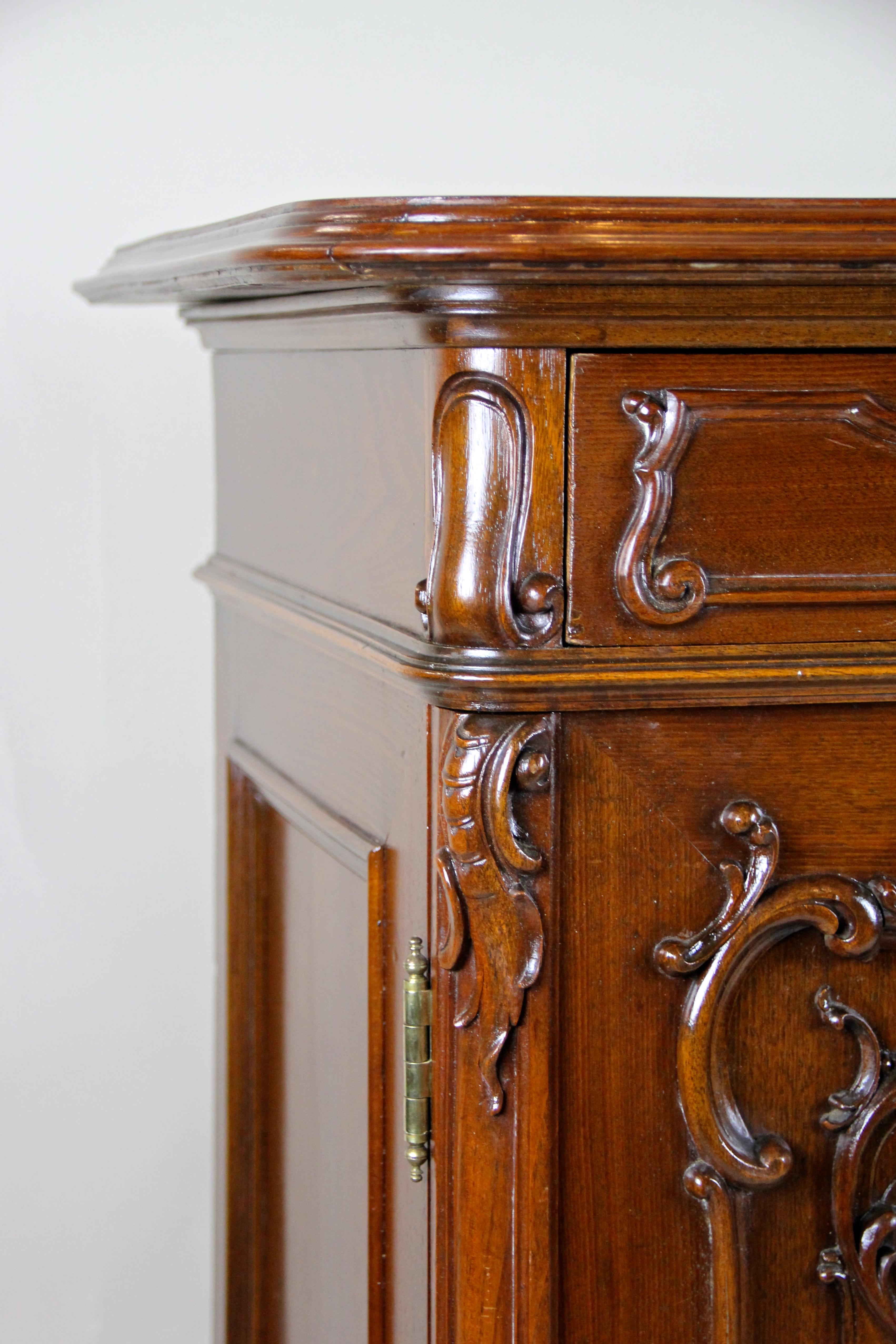 Baroque Revival Commode or Trumeau with Nut Wood Carvings, Austria, circa 1880 In Good Condition For Sale In Lichtenberg, AT