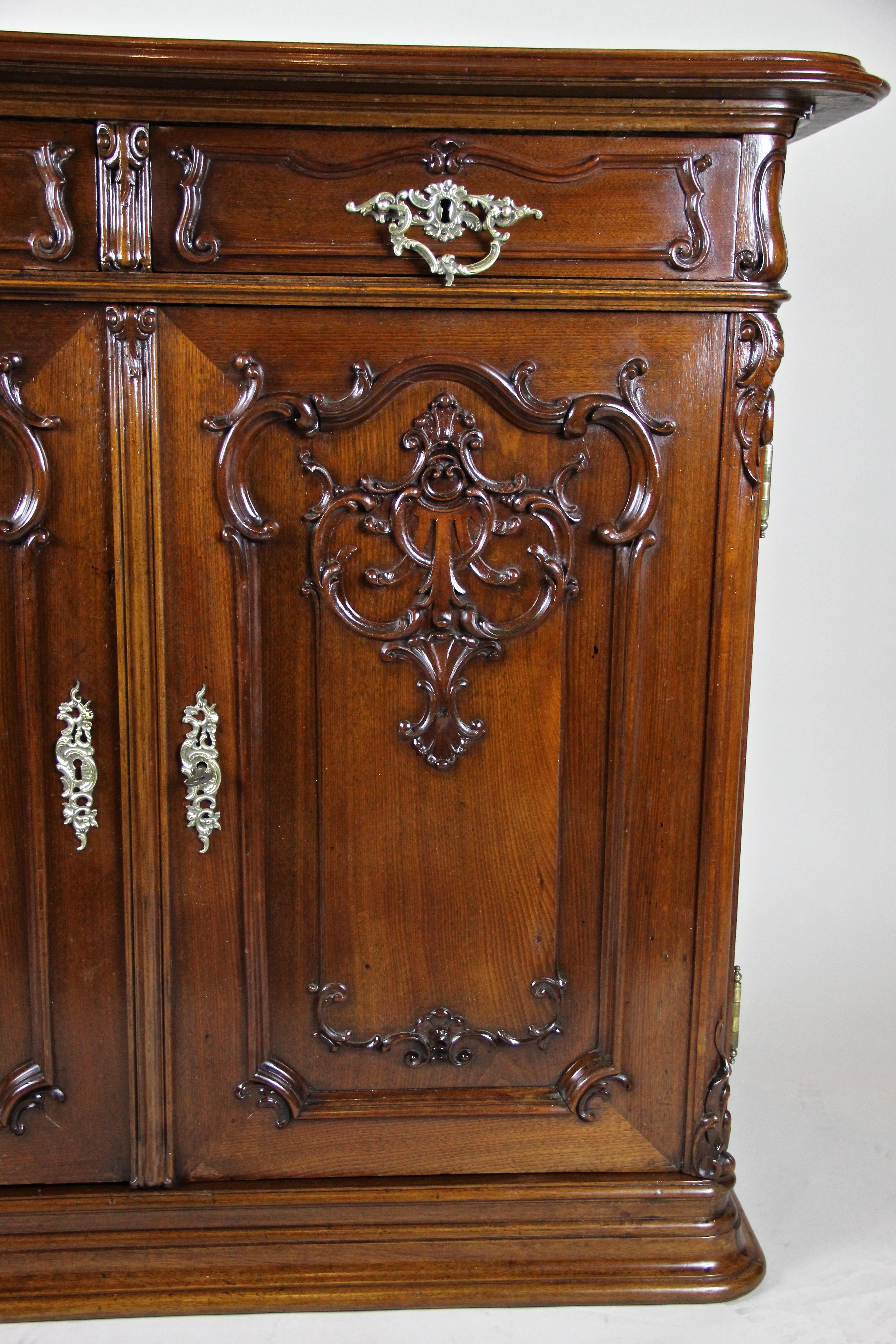 Baroque Revival Commode or Trumeau with Nut Wood Carvings, Austria, circa 1880 For Sale 1