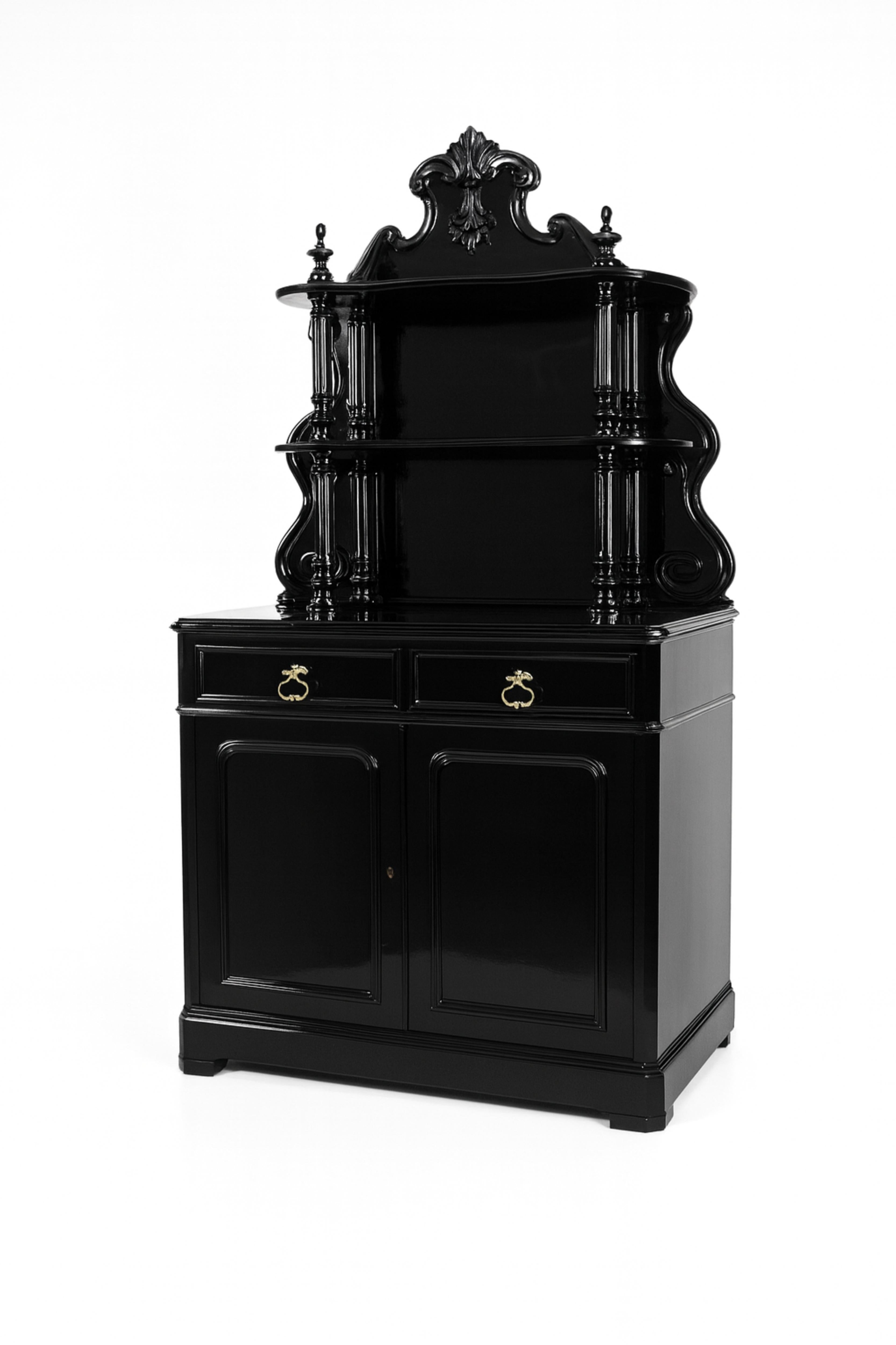 Una credenza laccata nera di Sant'Uberto, dal nome del santo patrono dei cacciatori, serviva come mobile per il banchetto successivo a una battuta di caccia. 
Un mobile deux corps (a due corpi) con un mobile superiore con due ripiani aperti e un