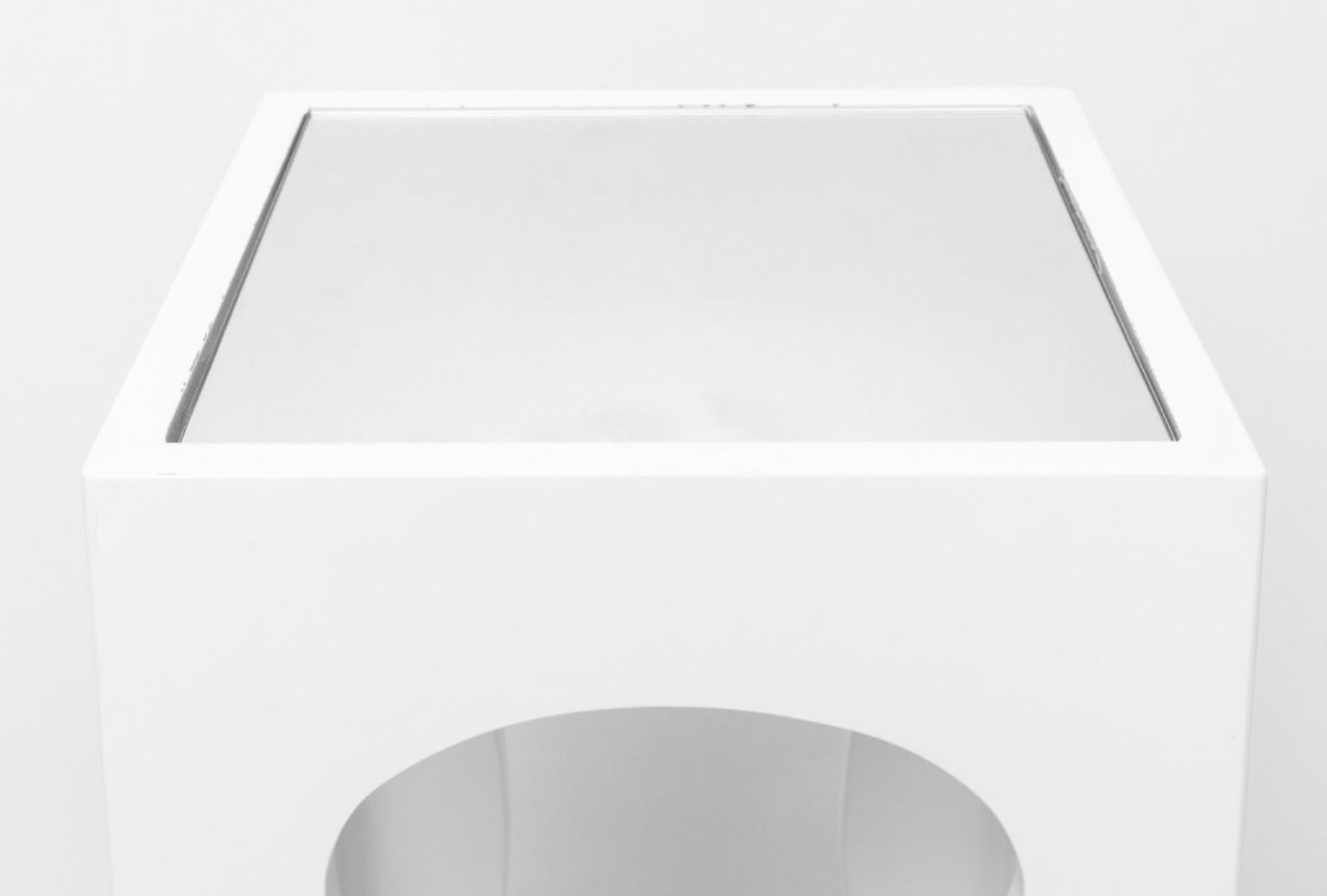 Baroque Revival Modern White Lacquered End Table In Good Condition For Sale In New York, NY