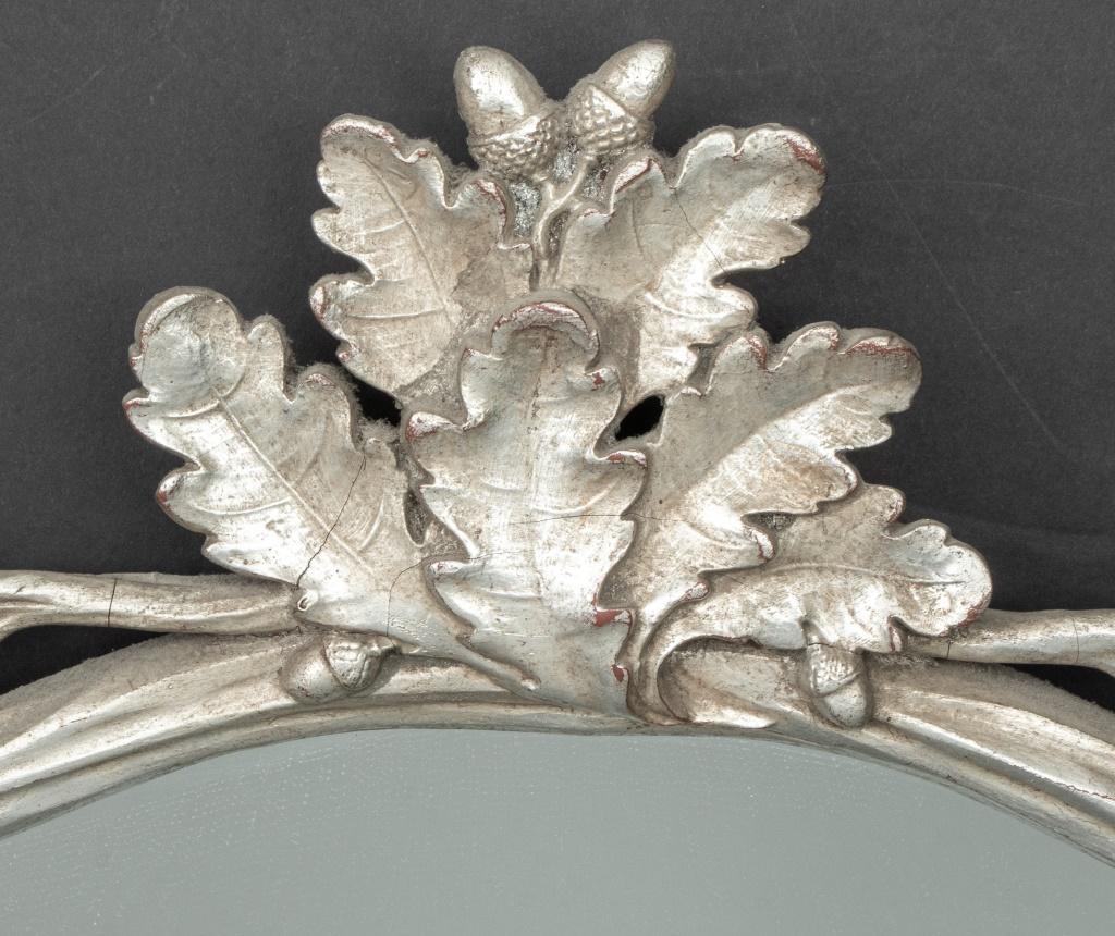 Spiegel aus versilbertem Holz im Barockstil, geschnitzt mit Eichenblatt und Eichel im Jugendstil.

Abmessungen: 43,5