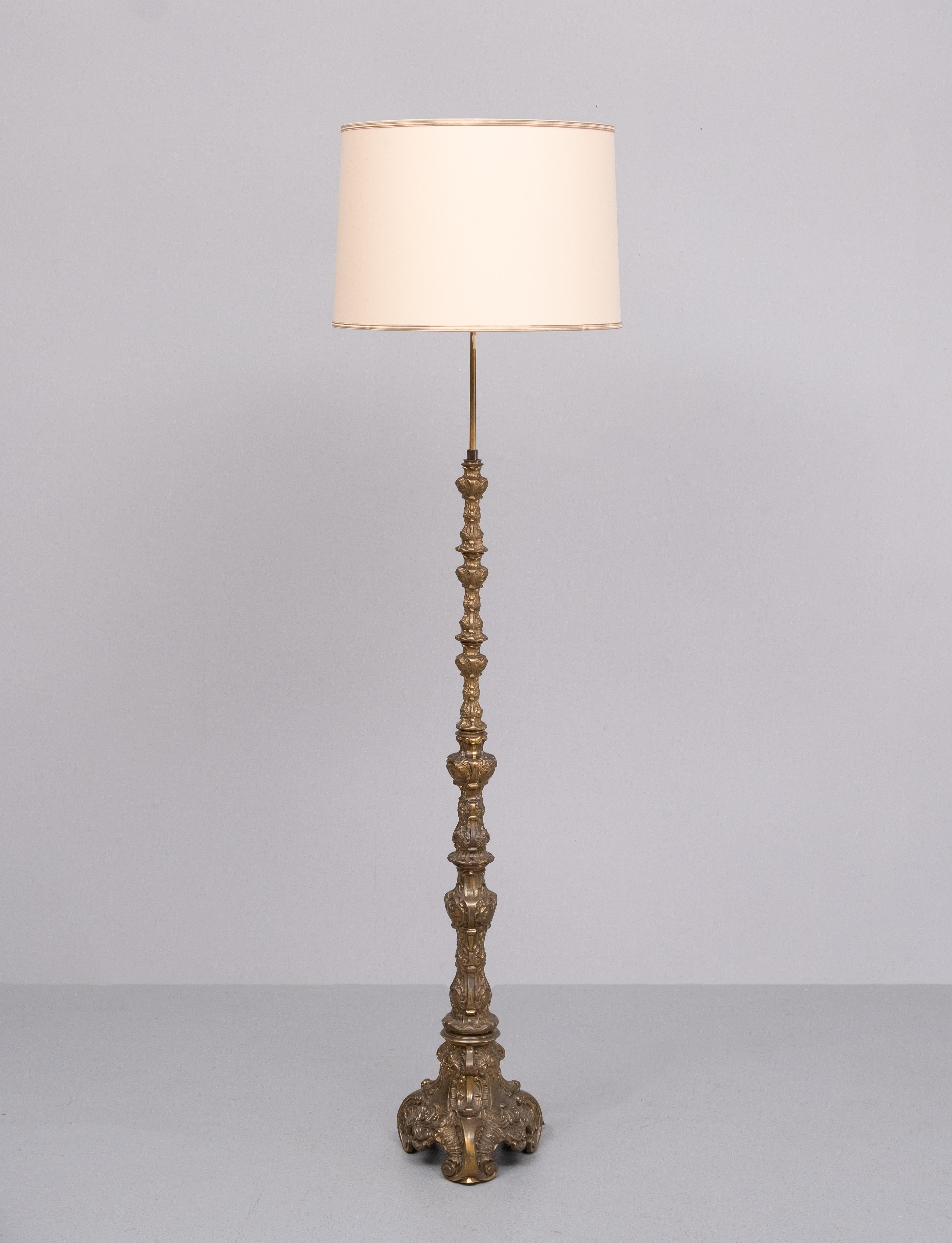 Très beau pied de lampe en laiton massif. Dans un baroque  style .
Cette lampe est très agréable à utiliser. 2 grandes ampoules E27 sont nécessaires.
Pièce lourde .  