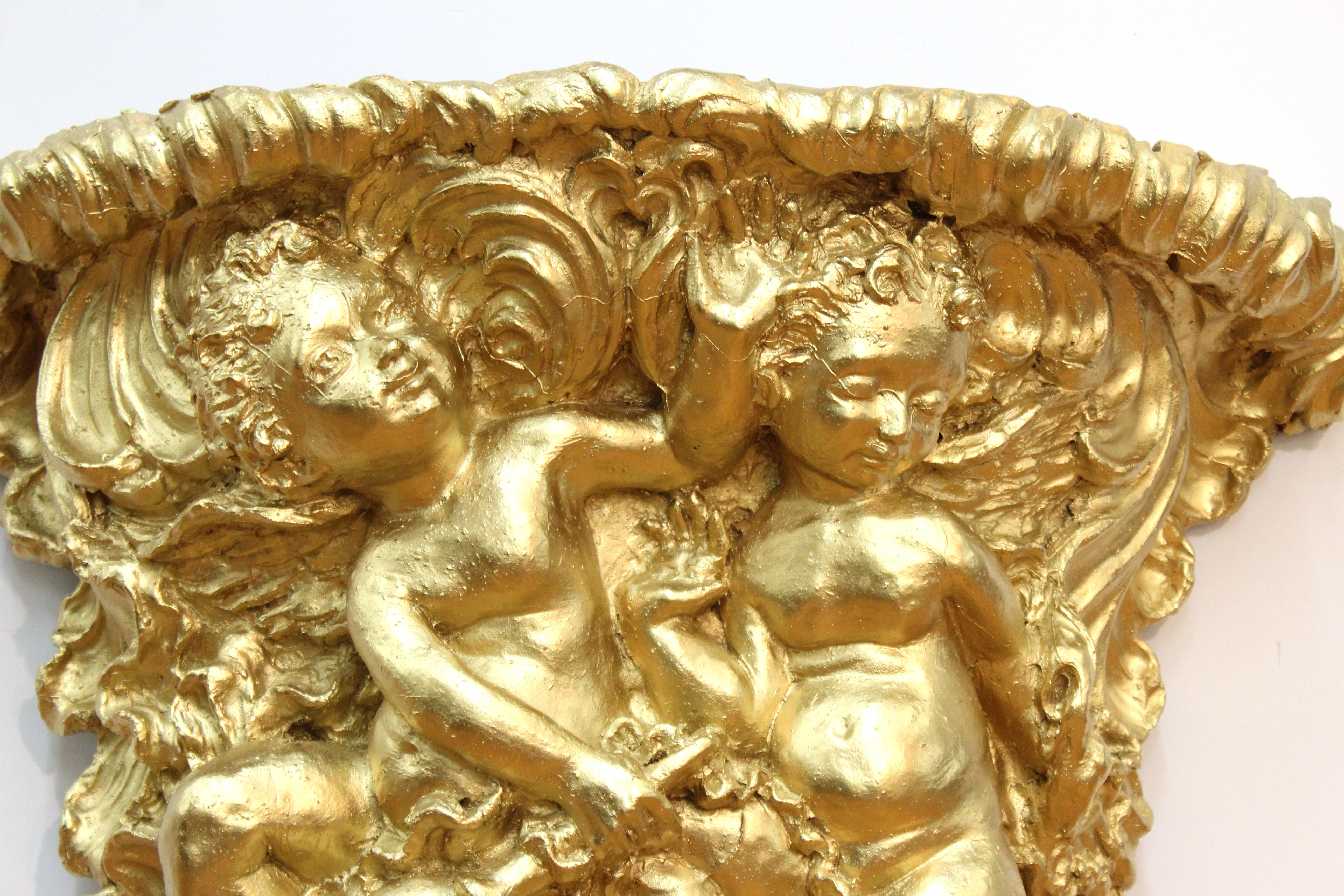 Néo-baroque Support mural doré de style néo-baroque avec putti en vente