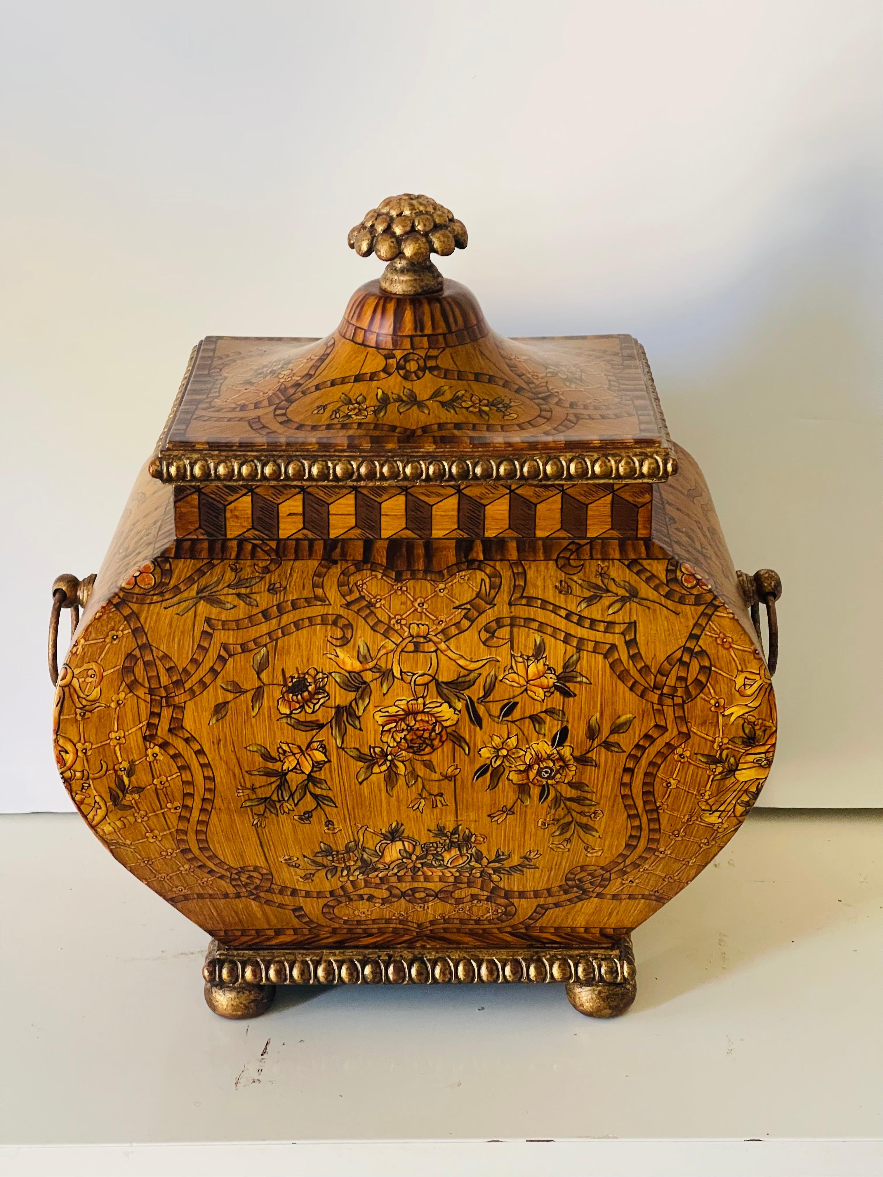 Espectacular caja barroca de madera de nogal pintada y pulida con tapa abovedada.