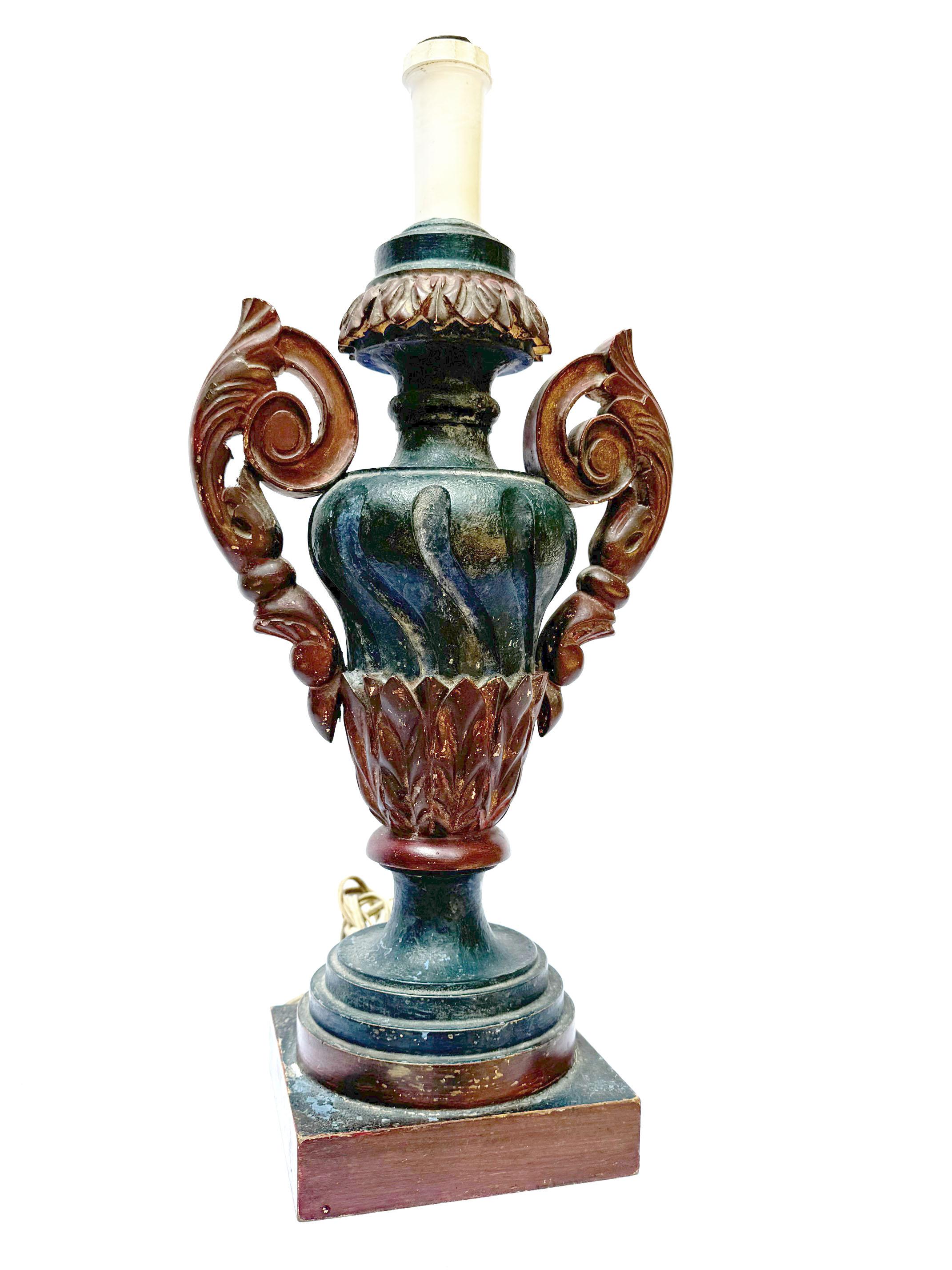 Une superbe lampe de table vintage qui illustre la finesse de l'artisanat italien et le charme de l'antiquité. Cette pièce est un mélange unique d'élégance classique et d'attrait intemporel, idéal pour les collectionneurs et les décorateurs