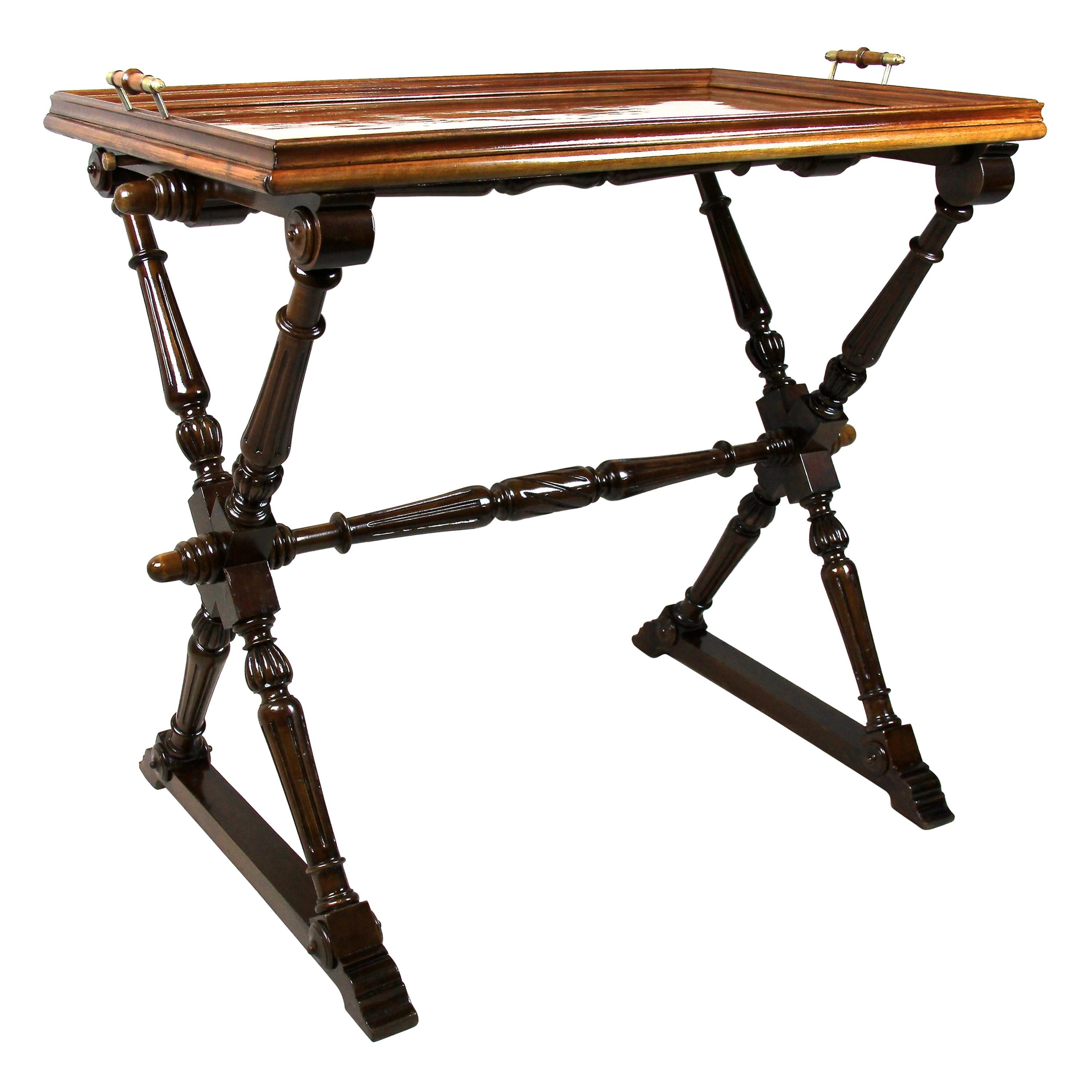 Barock-Revival-Tisch mit abnehmbarem Tablett Nussholz:: Österreich:: um 1870