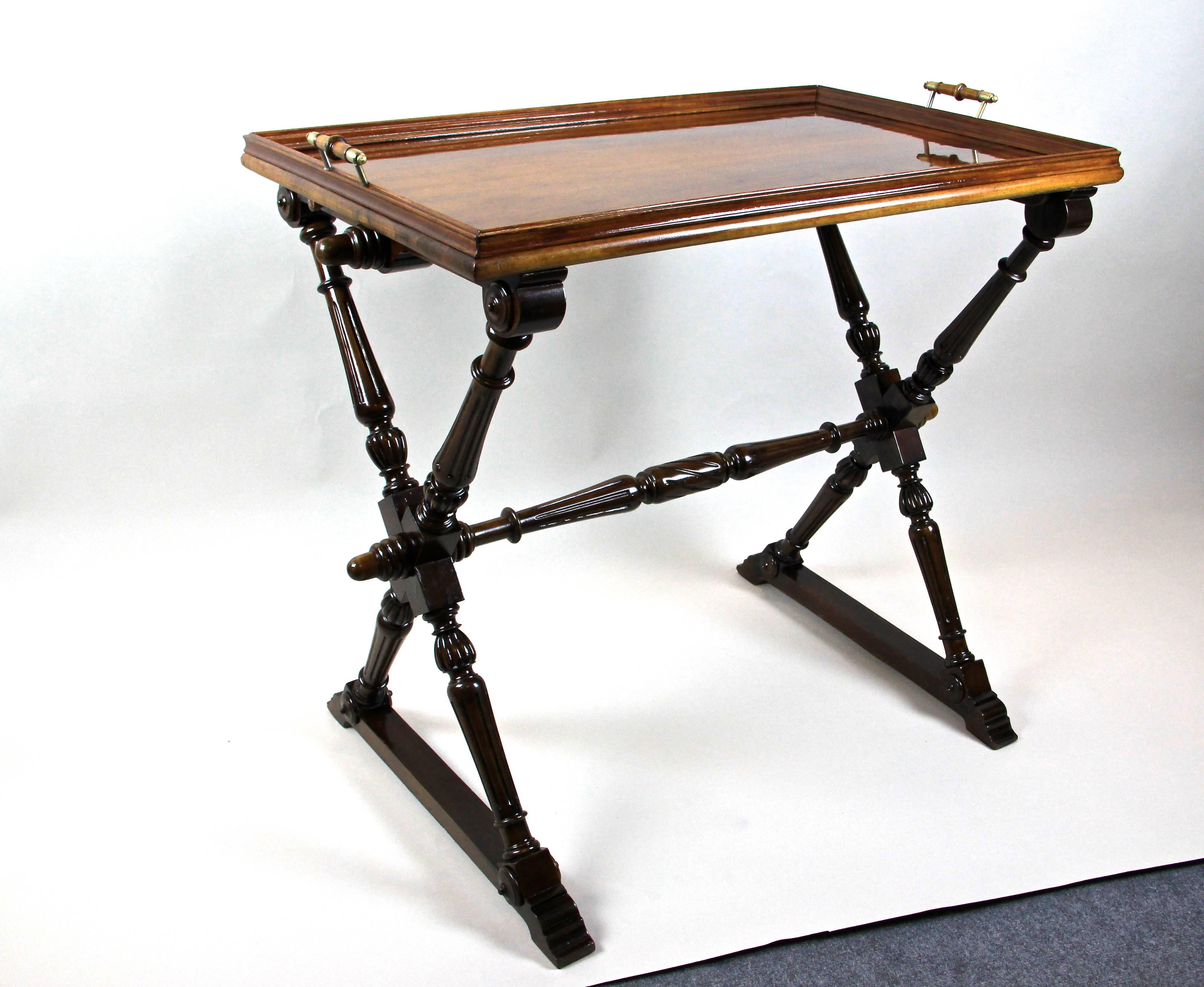 Barock-Revival-Tisch mit abnehmbarem Tablett Nussholz:: Österreich:: um 1870 (Messing) im Angebot