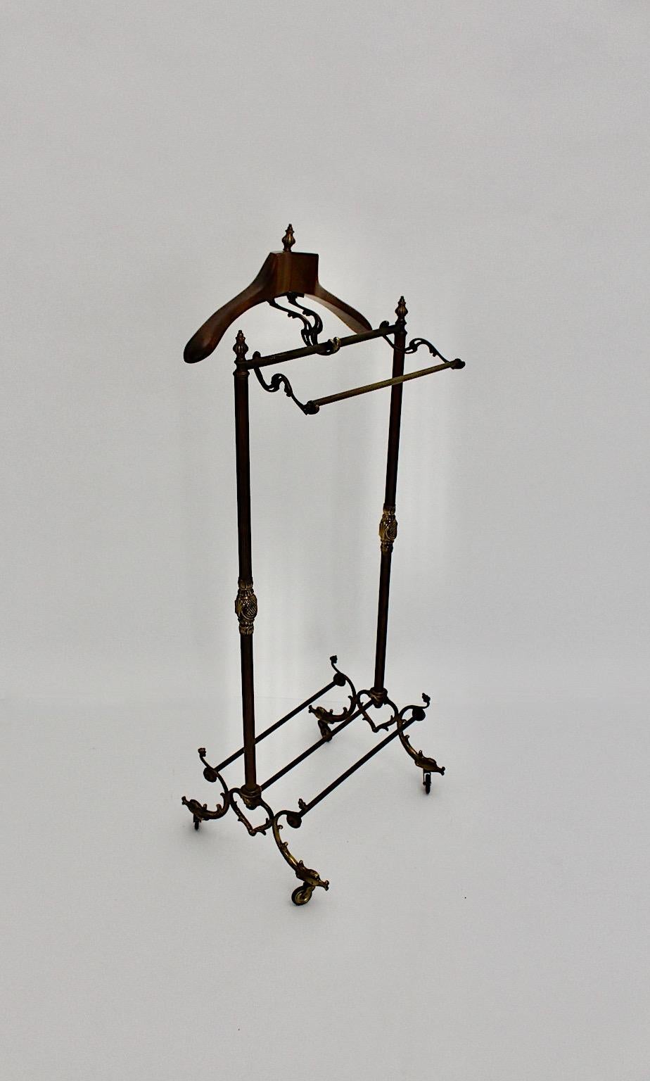 Baroque revival vintage valet or coat rack from brass and solid walnut circa 1890, United Kingdom.
A wonderful coat rack or valet from cast brass, partly blackened, and a hanger from solid walnut.
It is extraordinary and lush shape in superb