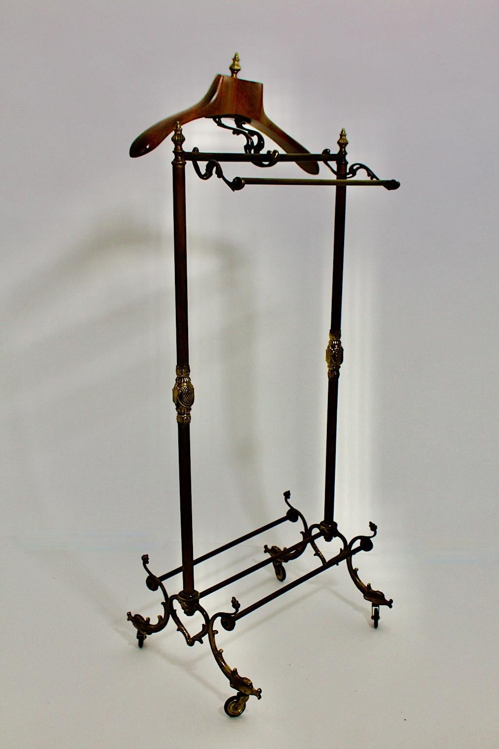 Baroque Revival Vintage Brass Walnut Valet Coat Rack circa 1890 United Kingdom In Good Condition For Sale In Vienna, AT