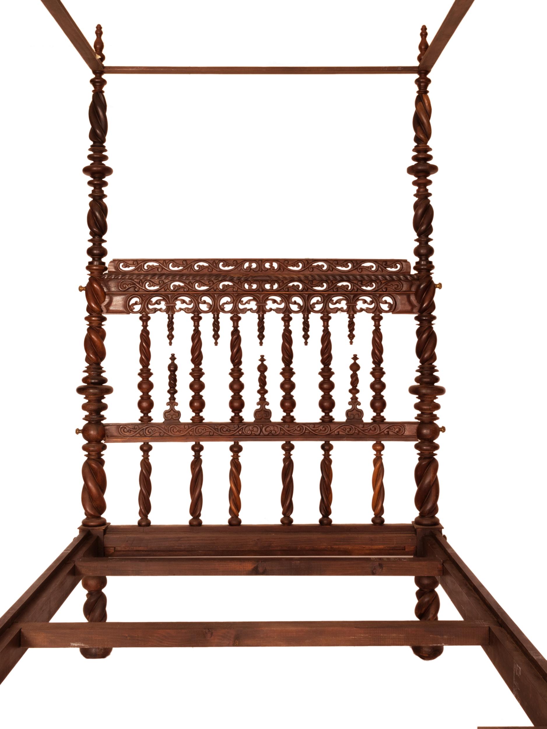 Portuguese Baroque Canopy Bed, 17th Century In Good Condition For Sale In Lisbon, PT