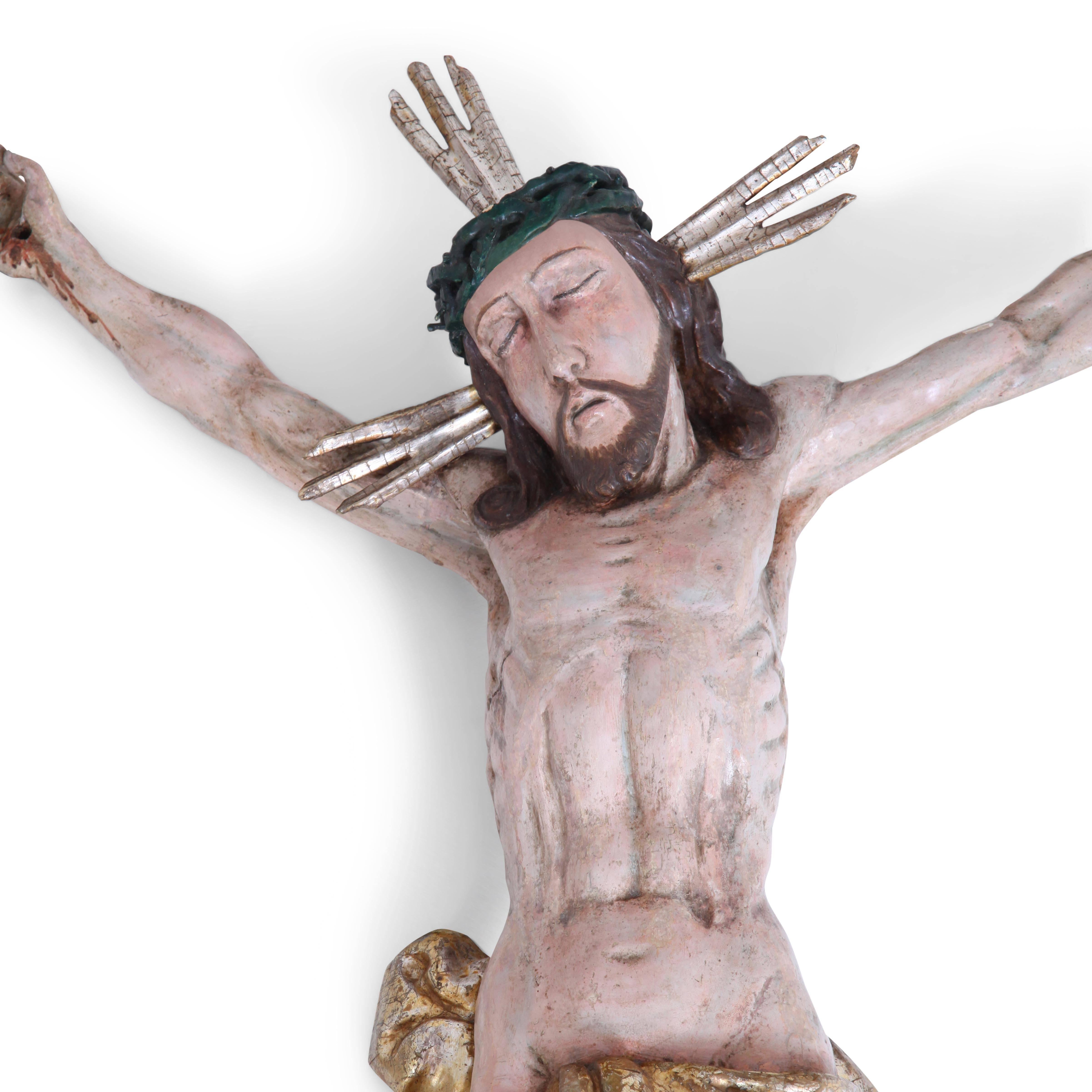 Escultura barroca pintada de Jesús crucificado con taparrabos dorado.