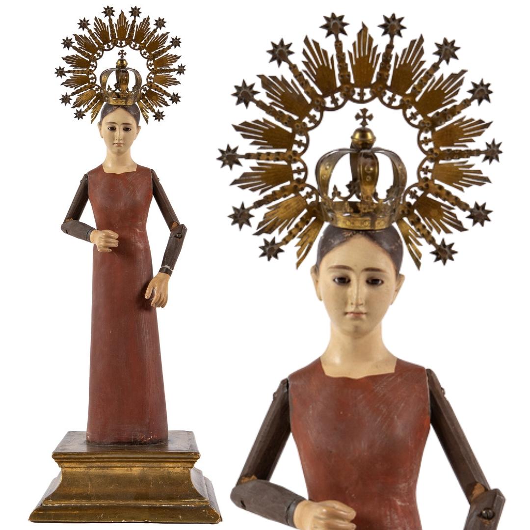 Belle coiffeuse ou Image de la Vierge Marie couronnée. Remarquable maîtrise sculpturale dans la représentation de la pièce, avec une douceur impressionnante et une expression solennelle ; les yeux sont faits de pâte de verre, ce qui contribue à