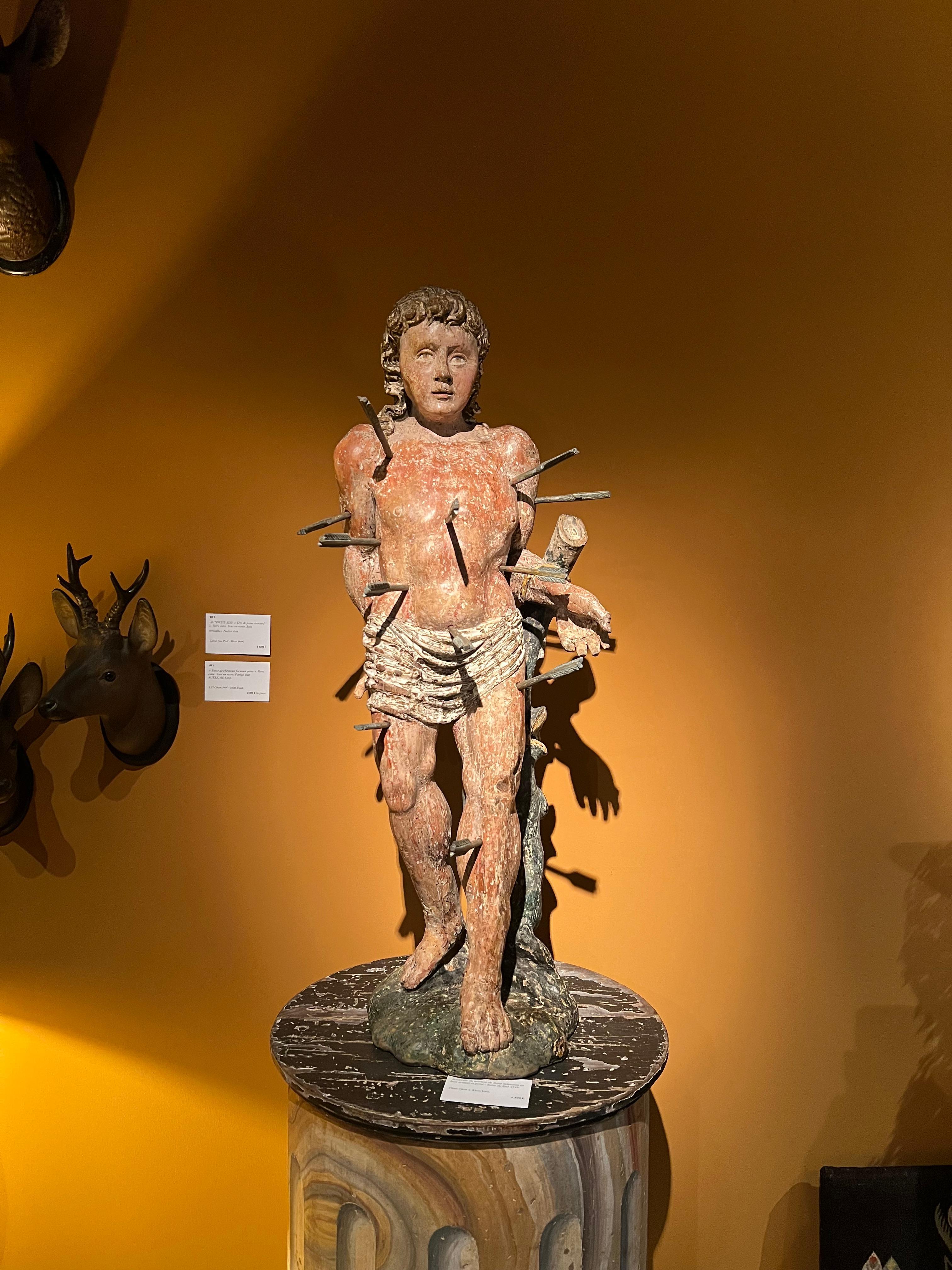 Diese südeuropäische Barockskulptur aus dem 17. Jahrhundert verkörpert auf eindrucksvolle Weise das Martyrium und das wundersame Durchhaltevermögen des Heiligen Sebastian, eines römischen Soldaten, der wegen seines christlichen Glaubens verurteilt